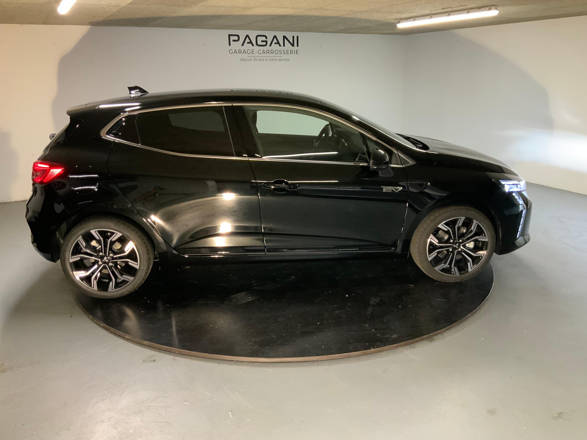 MITSUBISHI Colt 1.6 HEV Intense-showroom-element-3