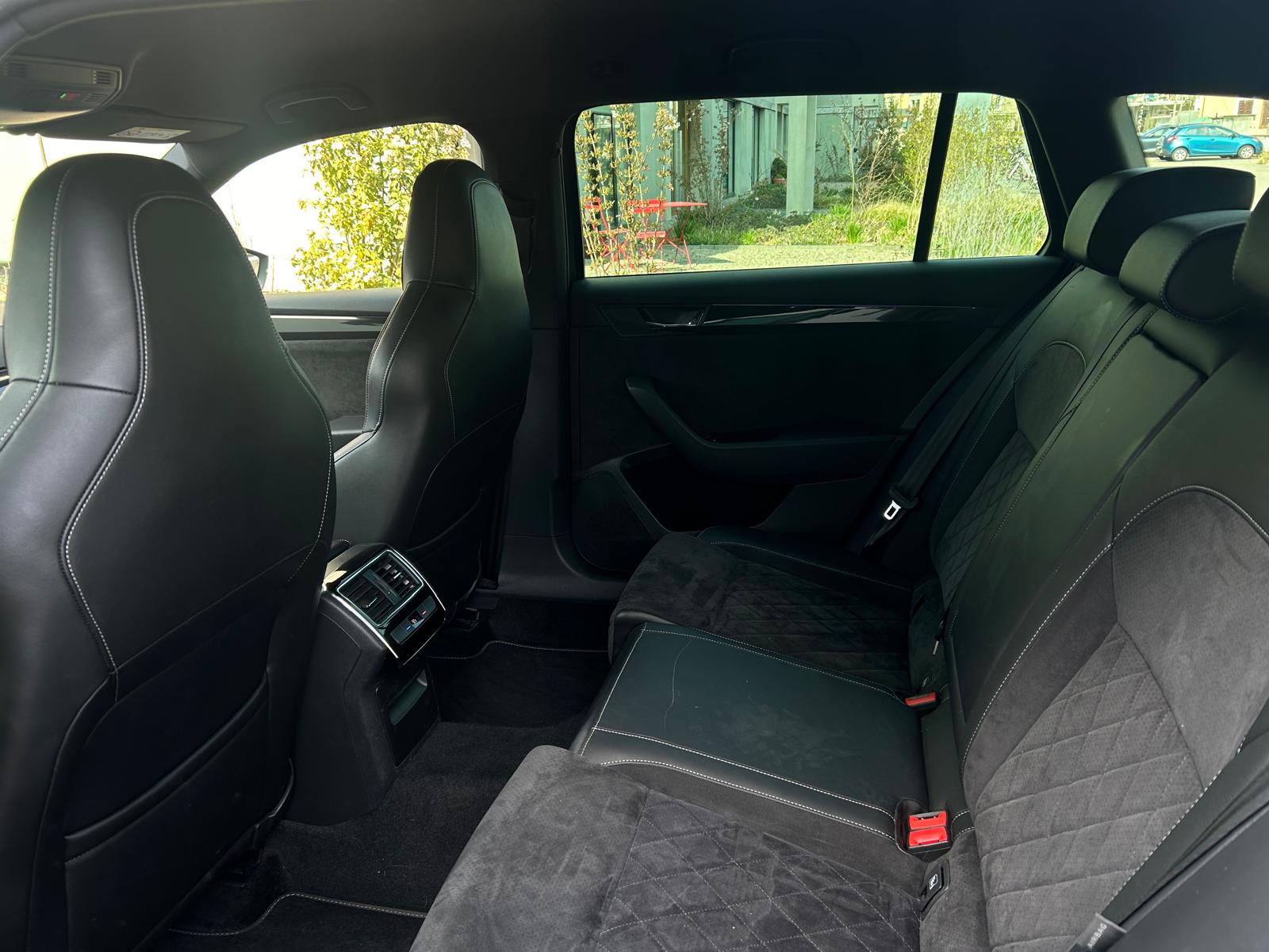 SKODA Superb Combi 2.0 TDi SportLine 4x4 DSG-image-9