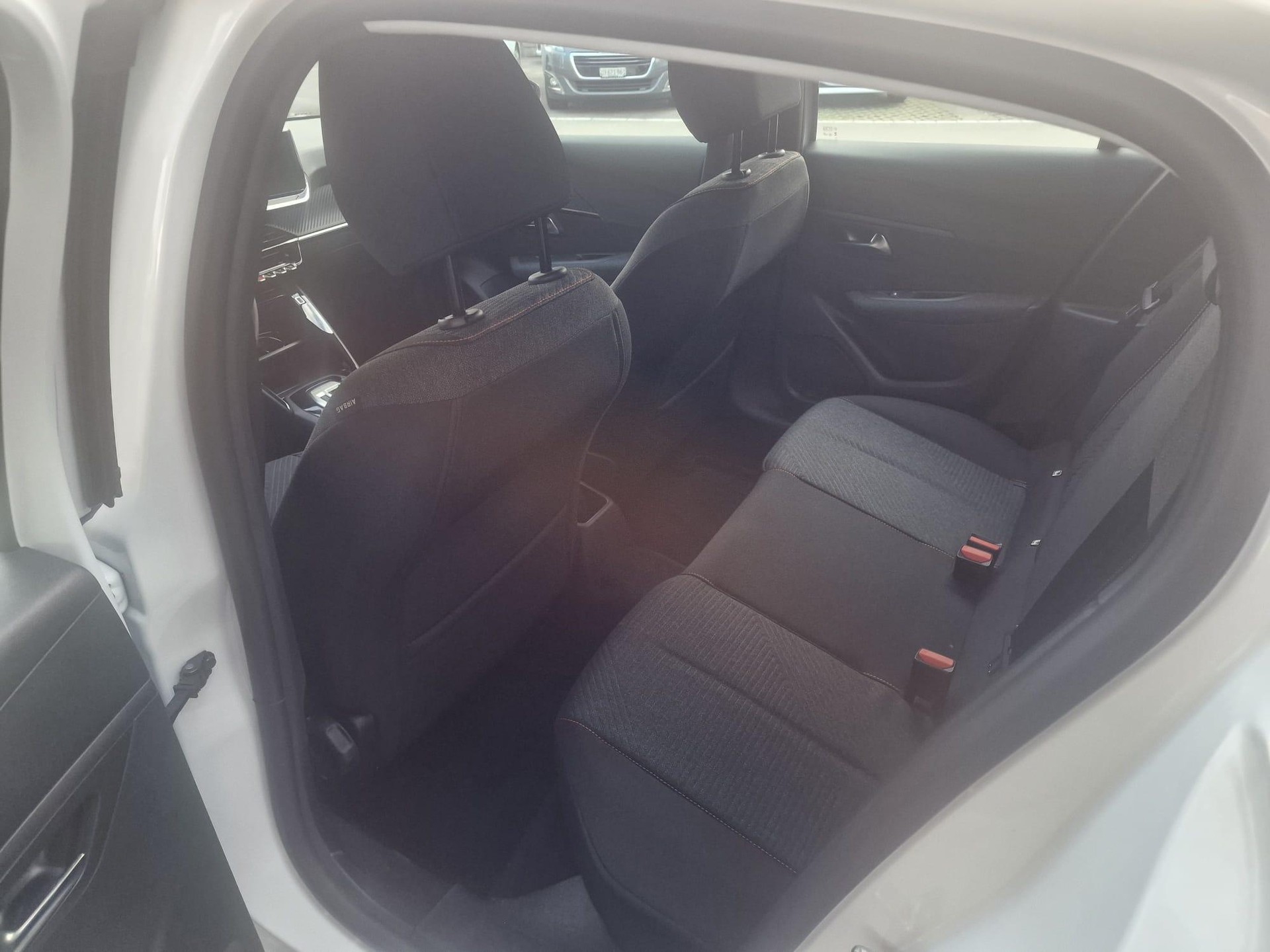 PEUGEOT 208 1.2 Hybrid Style-image-7