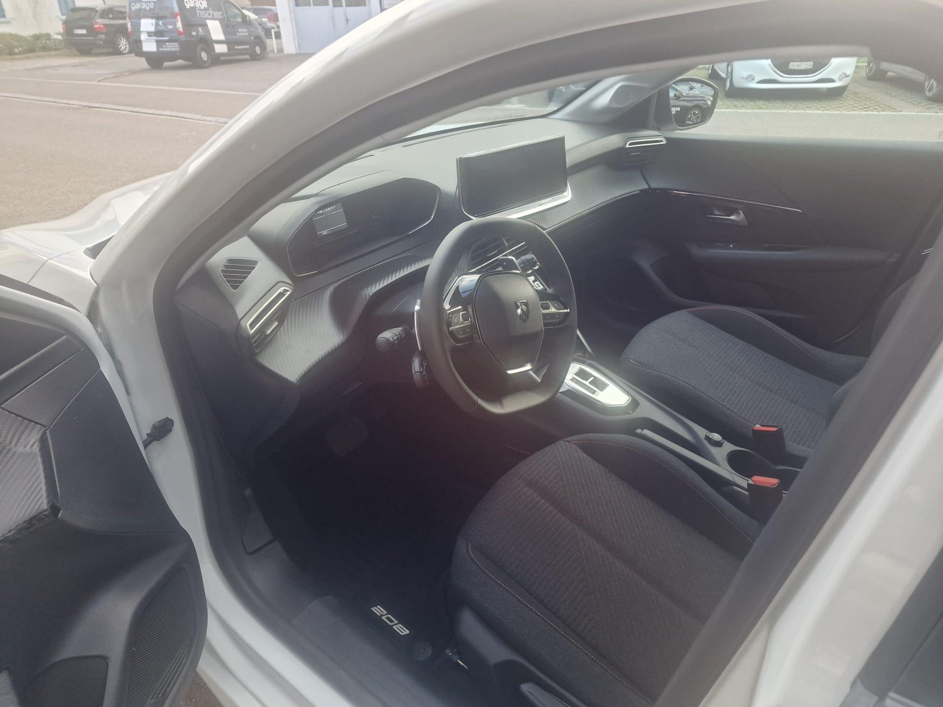 PEUGEOT 208 1.2 Hybrid Style-image-6