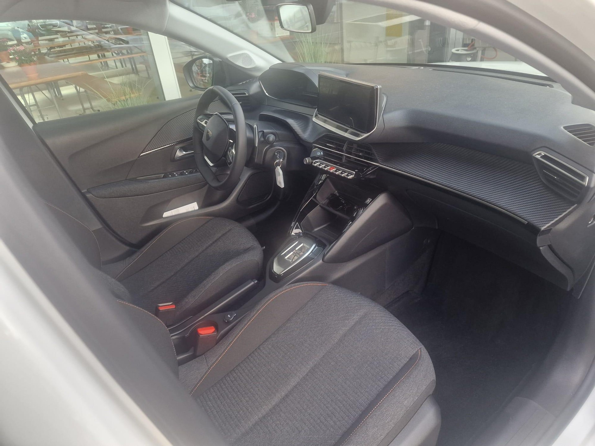 PEUGEOT 208 1.2 Hybrid Style-image-4