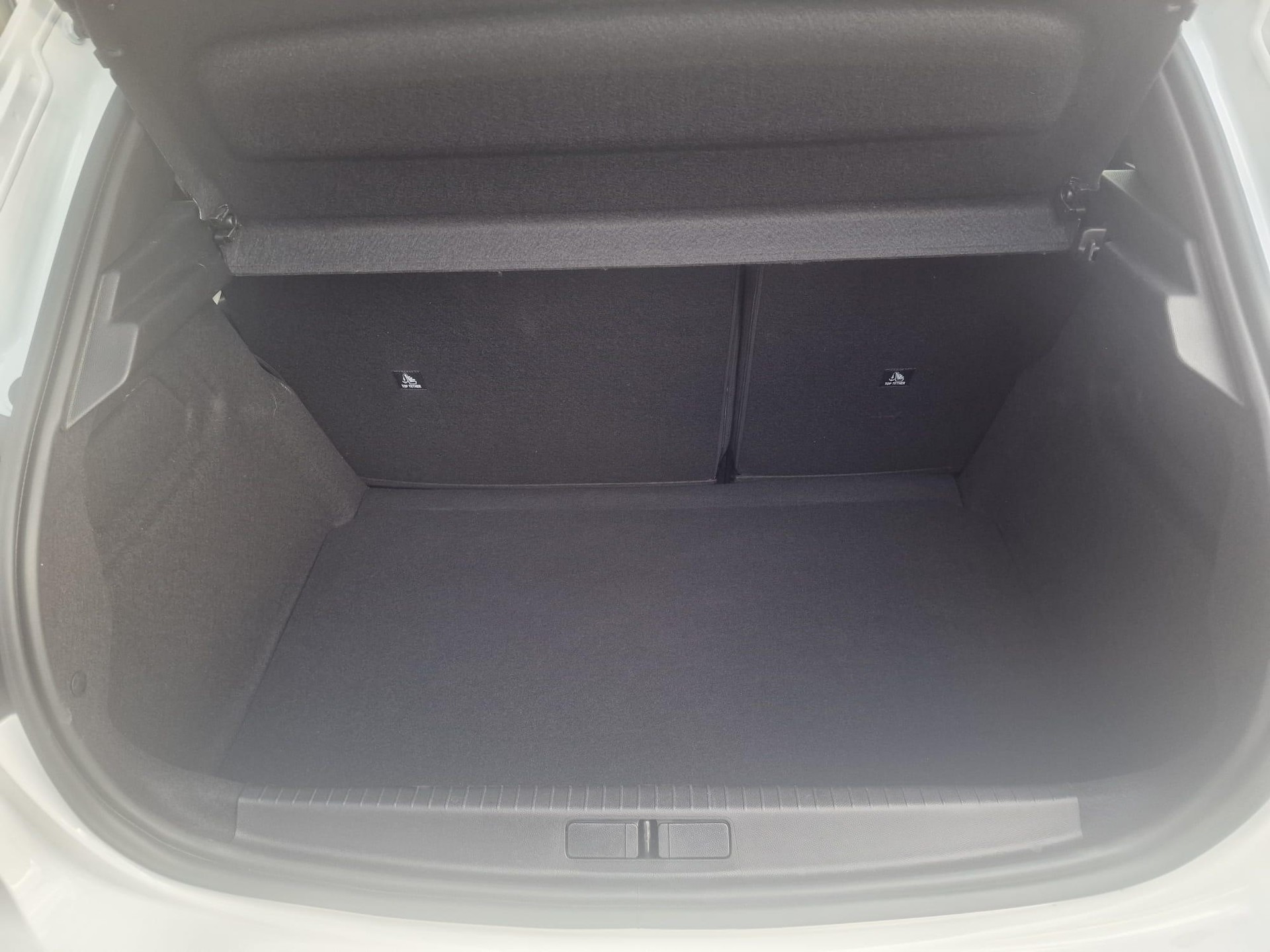 PEUGEOT 208 1.2 Hybrid Style-image-9