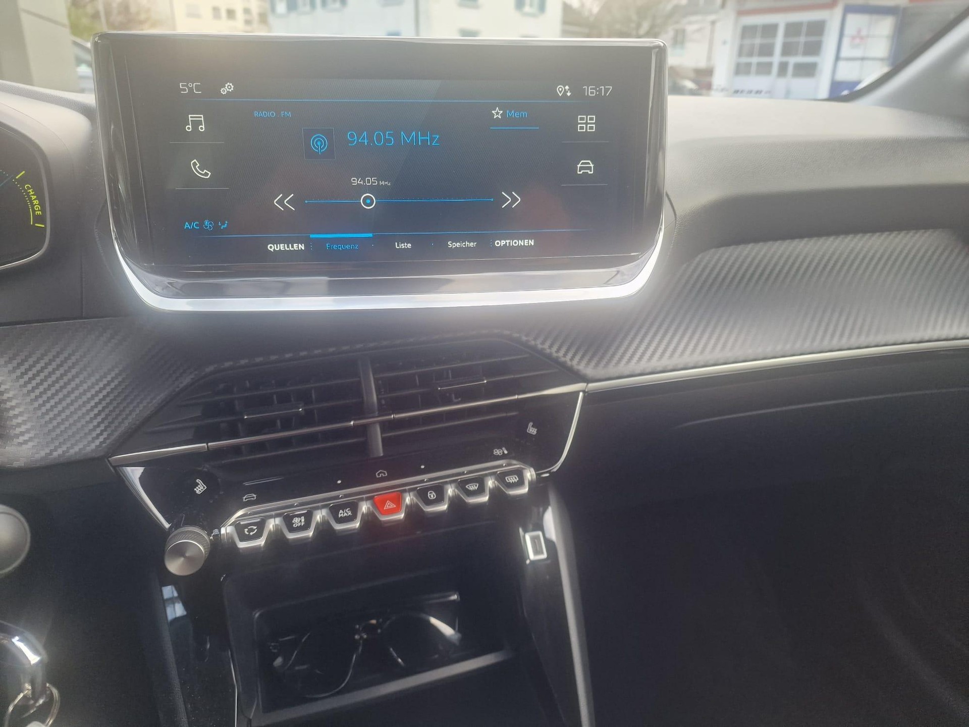 PEUGEOT 208 1.2 Hybrid Style-image-10