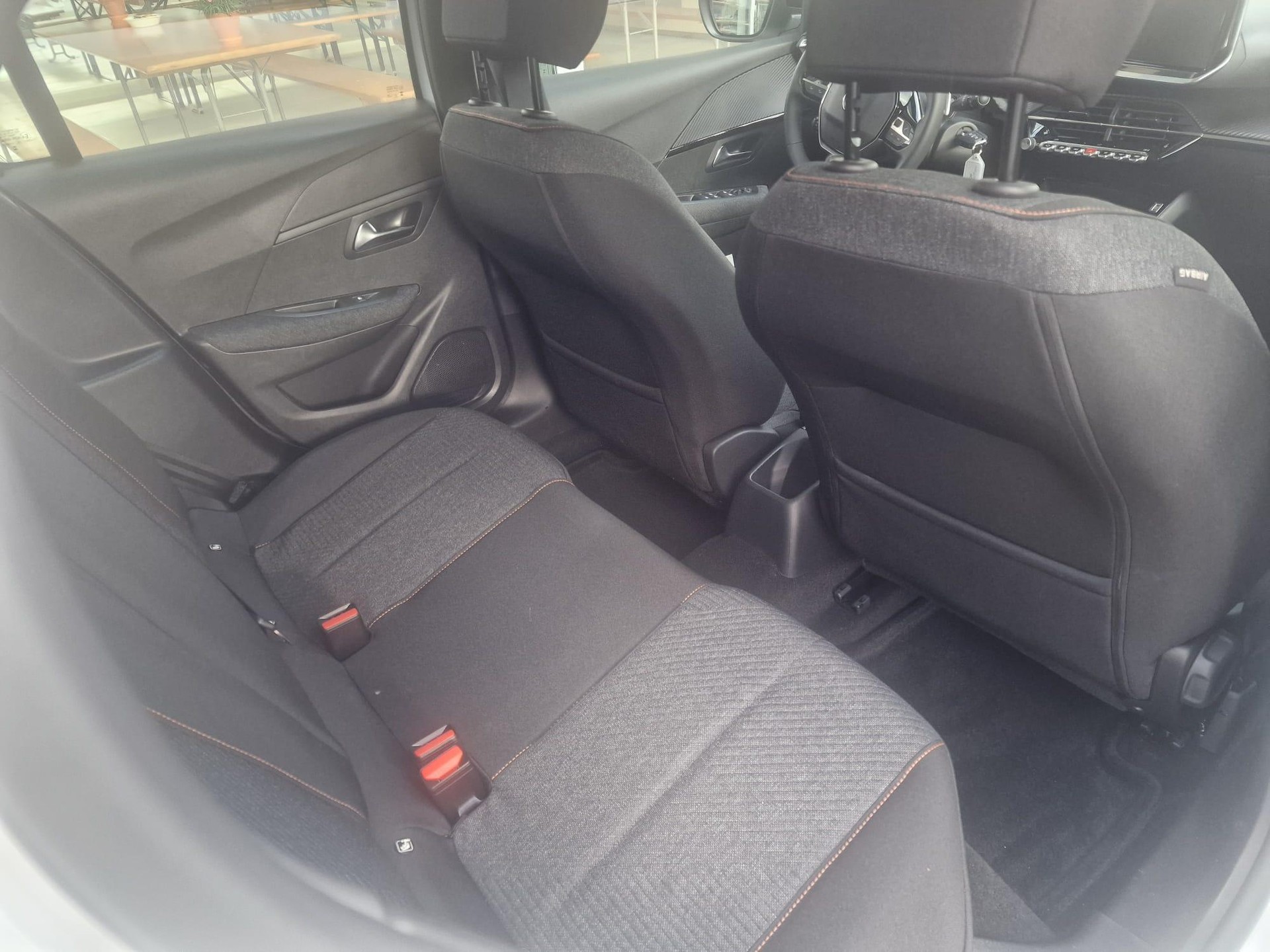 PEUGEOT 208 1.2 Hybrid Style-image-8