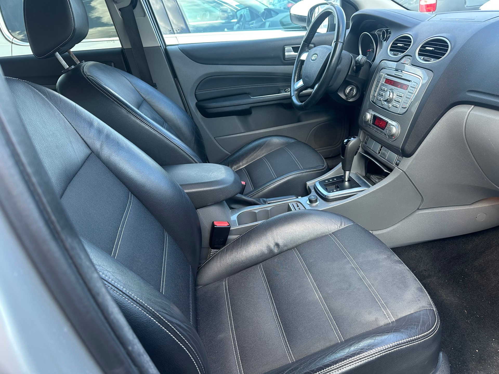FORD Focus 2.0i Titanium Automatic-image-8