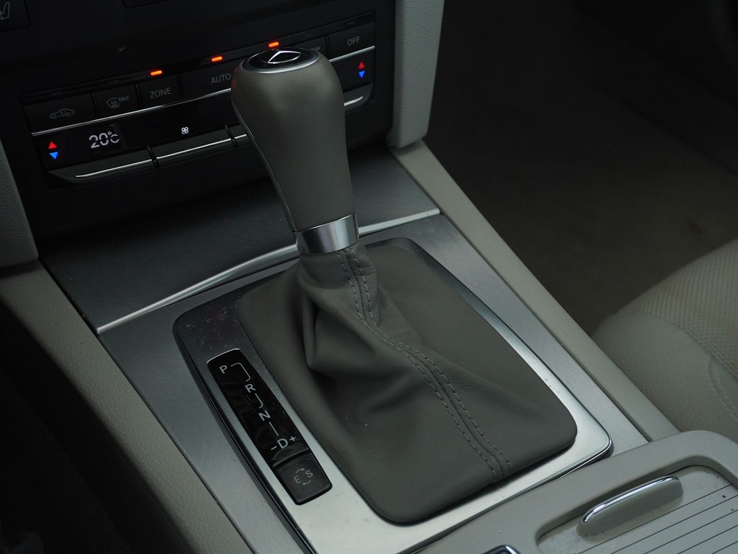 MERCEDES-BENZ E 250 CGI BlueEfficiency 7G-Tronic-image-7