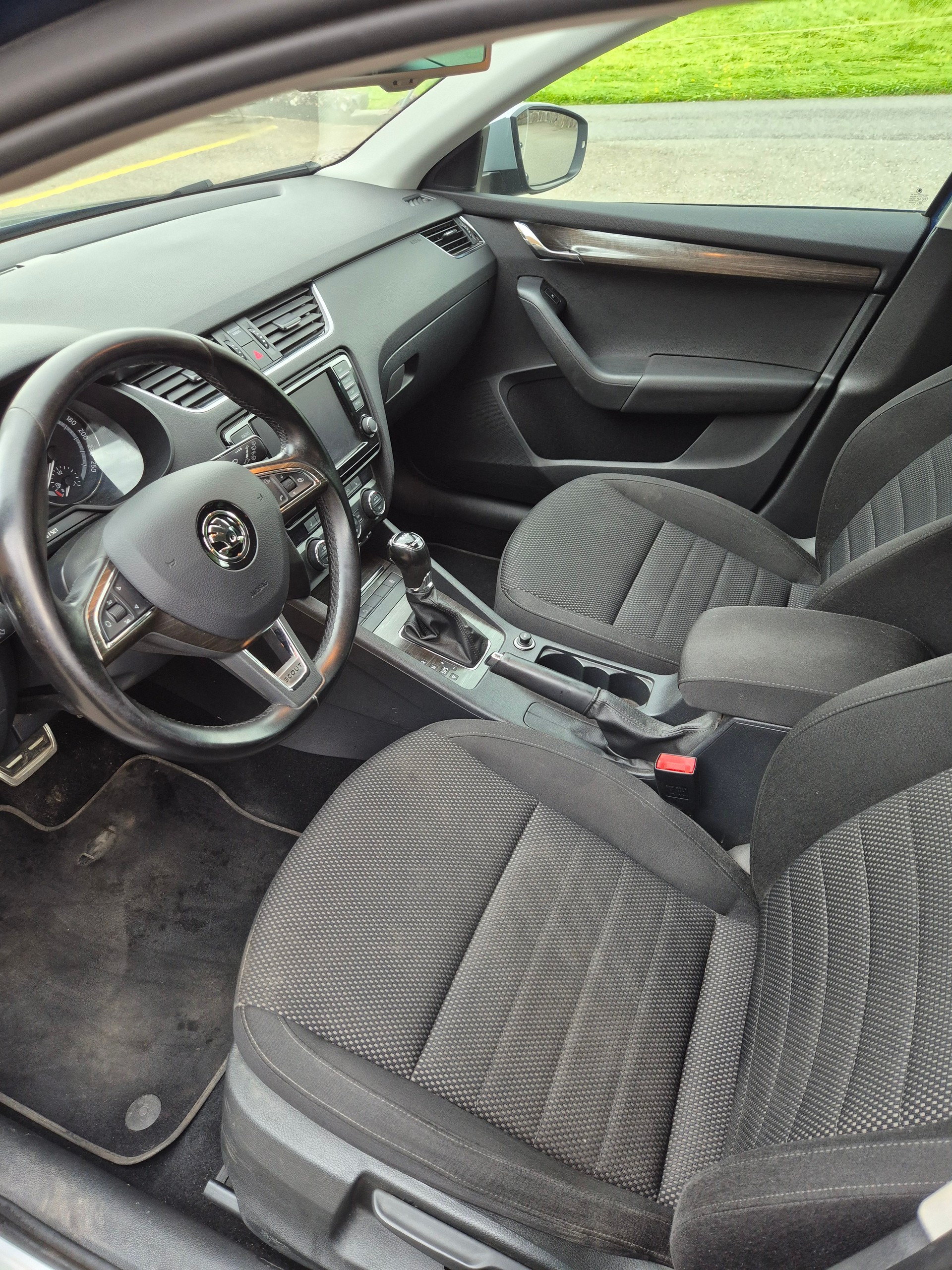 SKODA Octavia Combi 2.0 TDI Scout 4x4 DSG-image-6