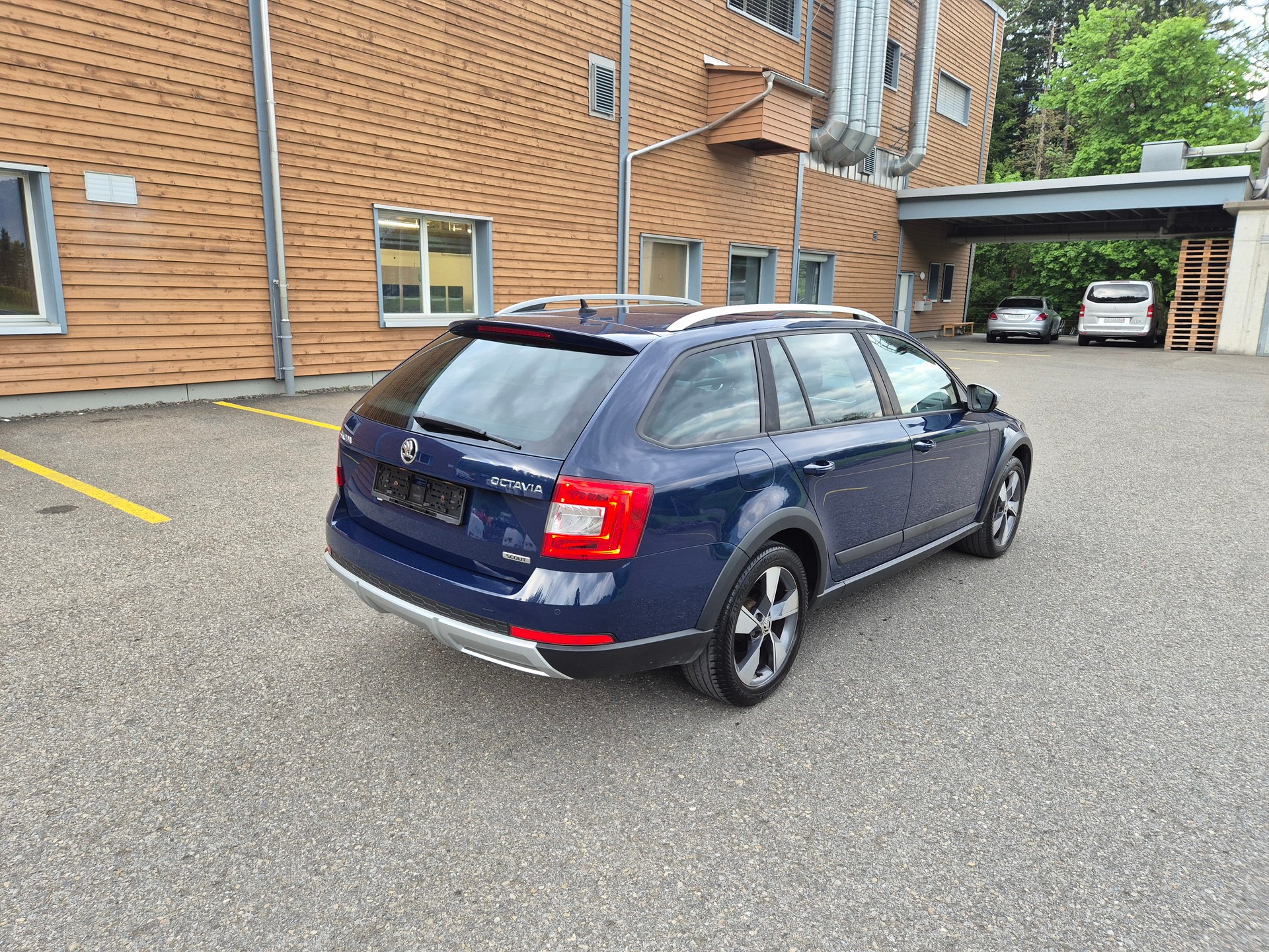 SKODA Octavia Combi 2.0 TDI Scout 4x4 DSG-image-3