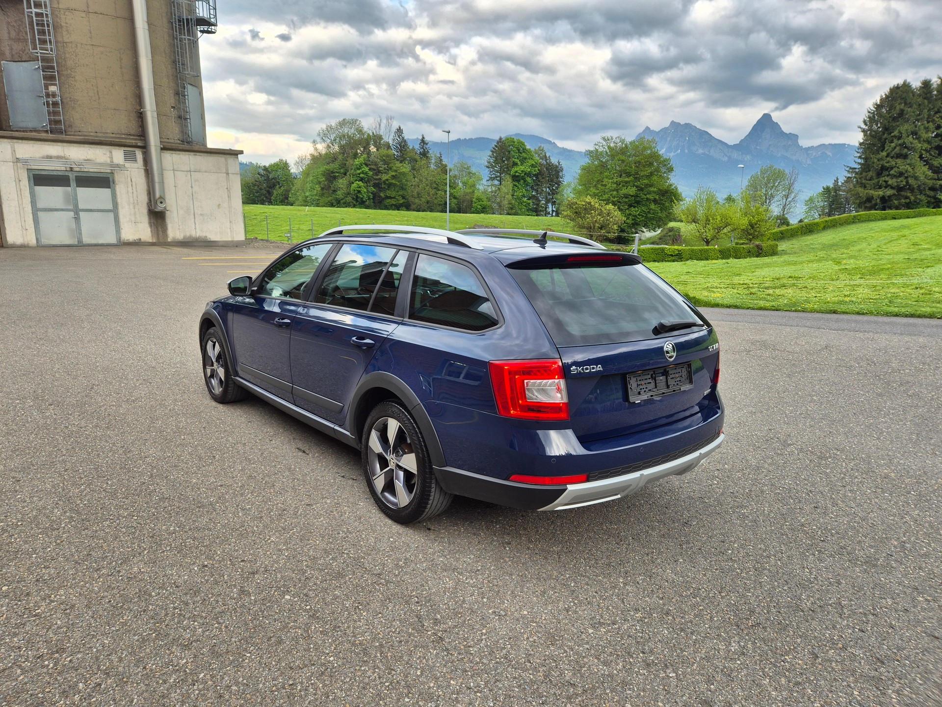 SKODA Octavia Combi 2.0 TDI Scout 4x4 DSG-image-2