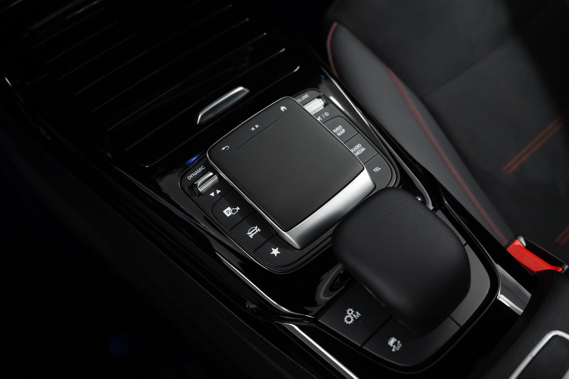 MERCEDES-BENZ A 45 S AMG 4Matic+ Speedshift *Performance*Panorama*Fahrassistenz*Burmester*-image-23