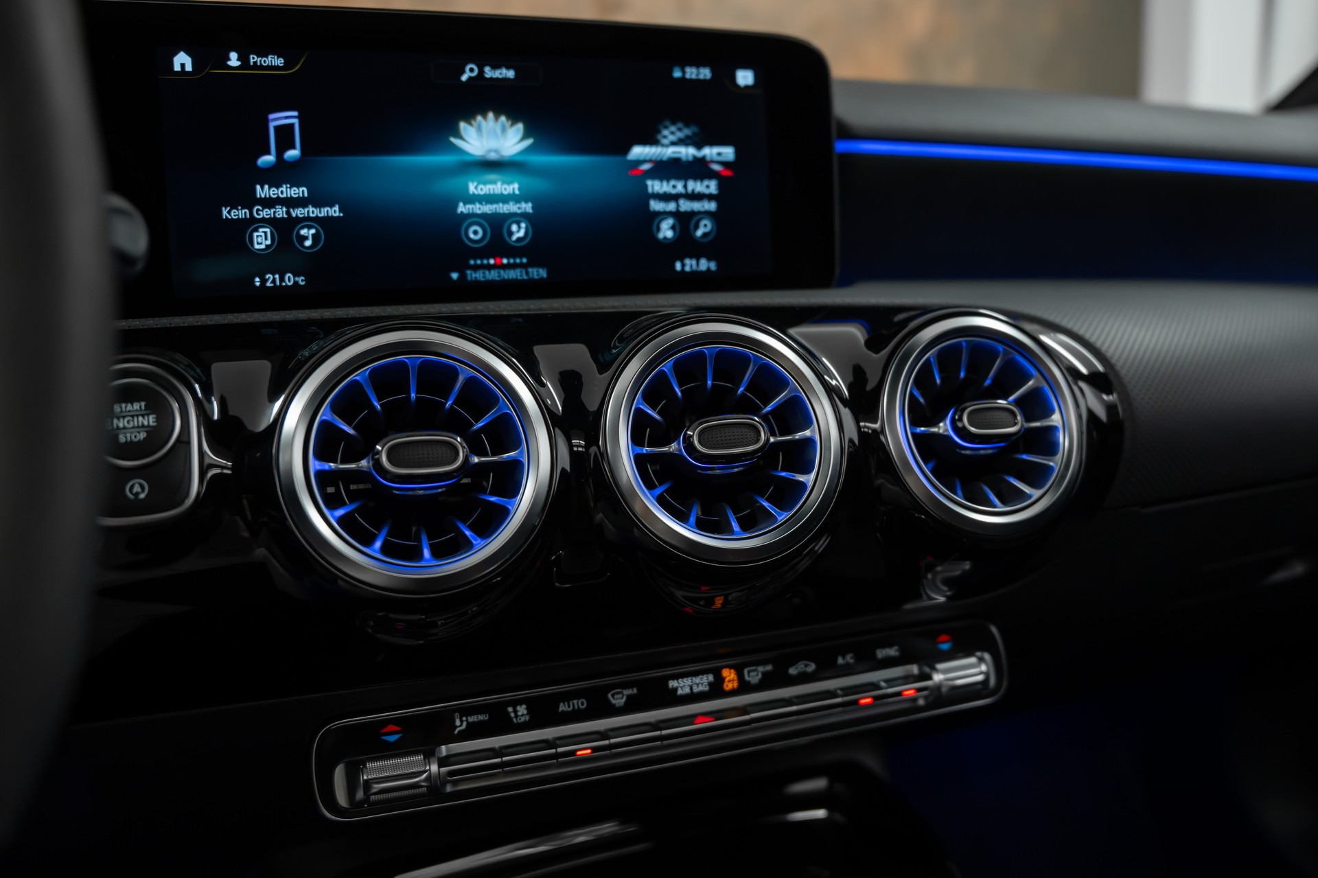 MERCEDES-BENZ A 45 S AMG 4Matic+ Speedshift *Performance*Panorama*Fahrassistenz*Burmester*-image-21