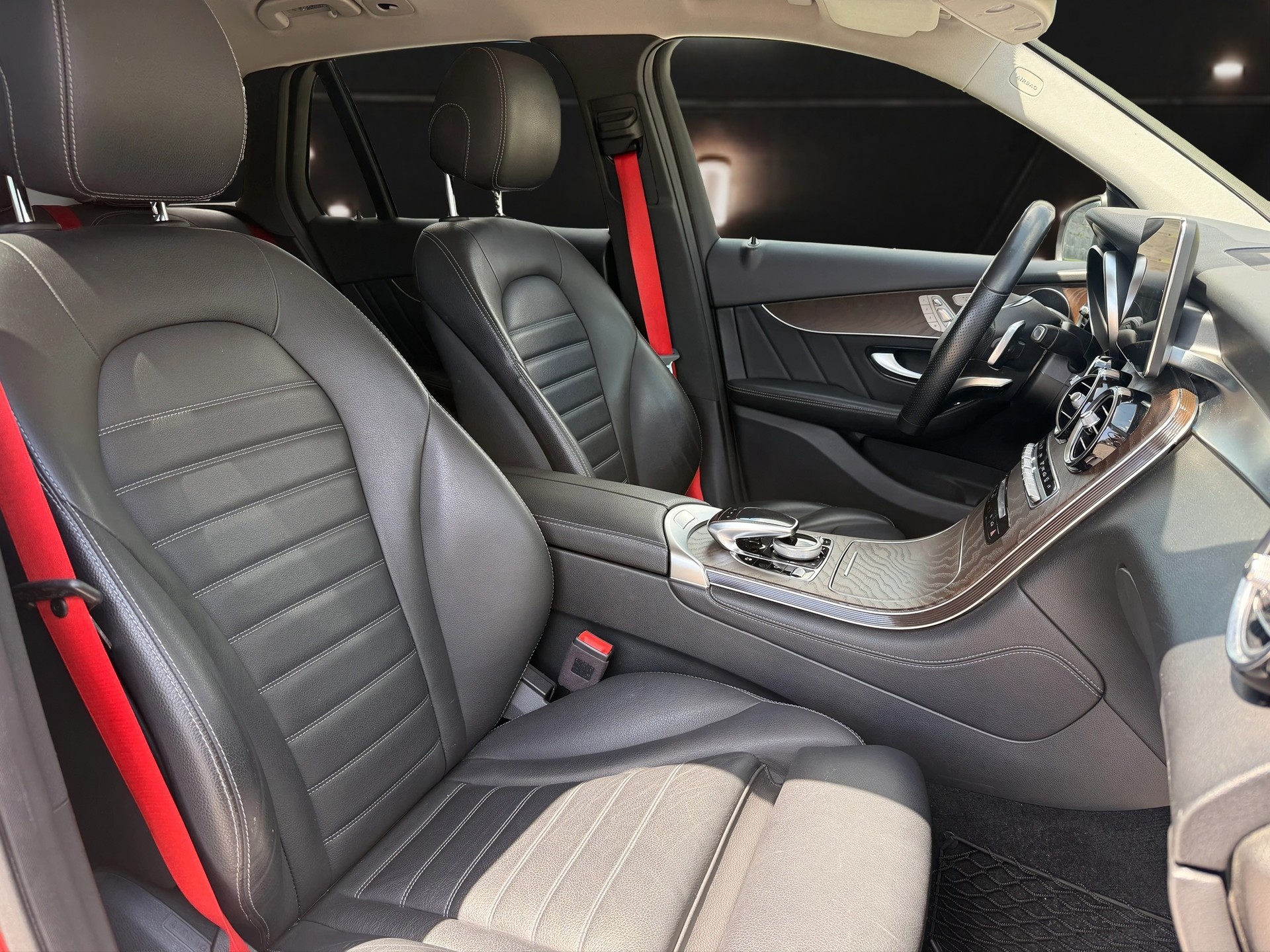 MERCEDES-BENZ GLC 250 Runout Edition 4Matic 9G-Tronic AMG Line-image-9