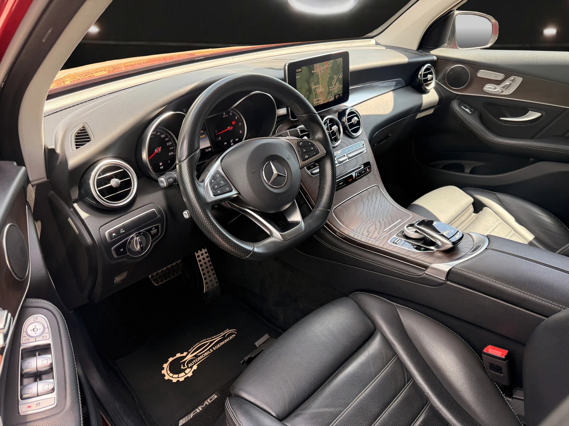 MERCEDES-BENZ GLC 250 Runout Edition 4Matic 9G-Tronic AMG Line-image-8