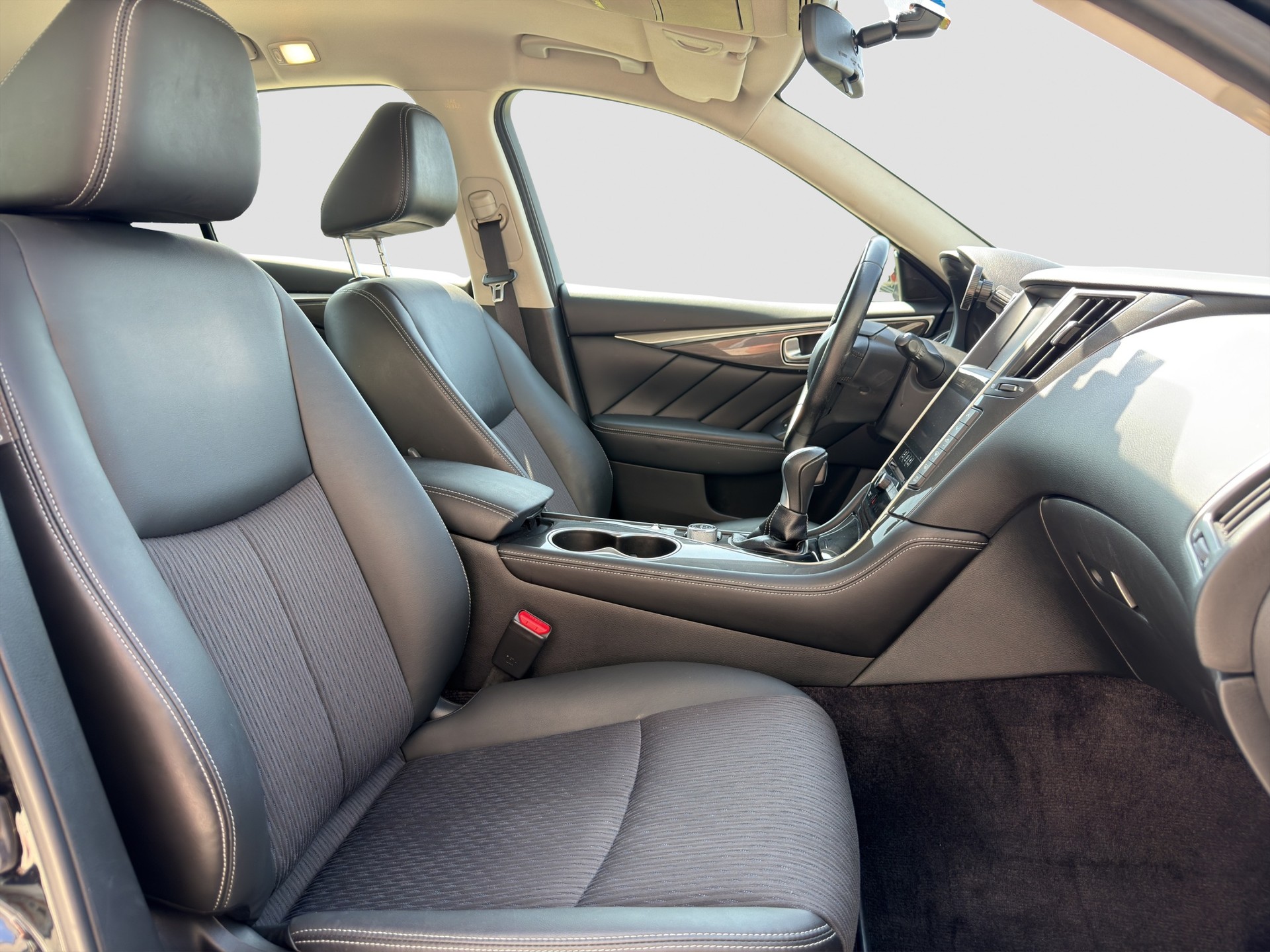 INFINITI Q50 2.2d Premium-image-18