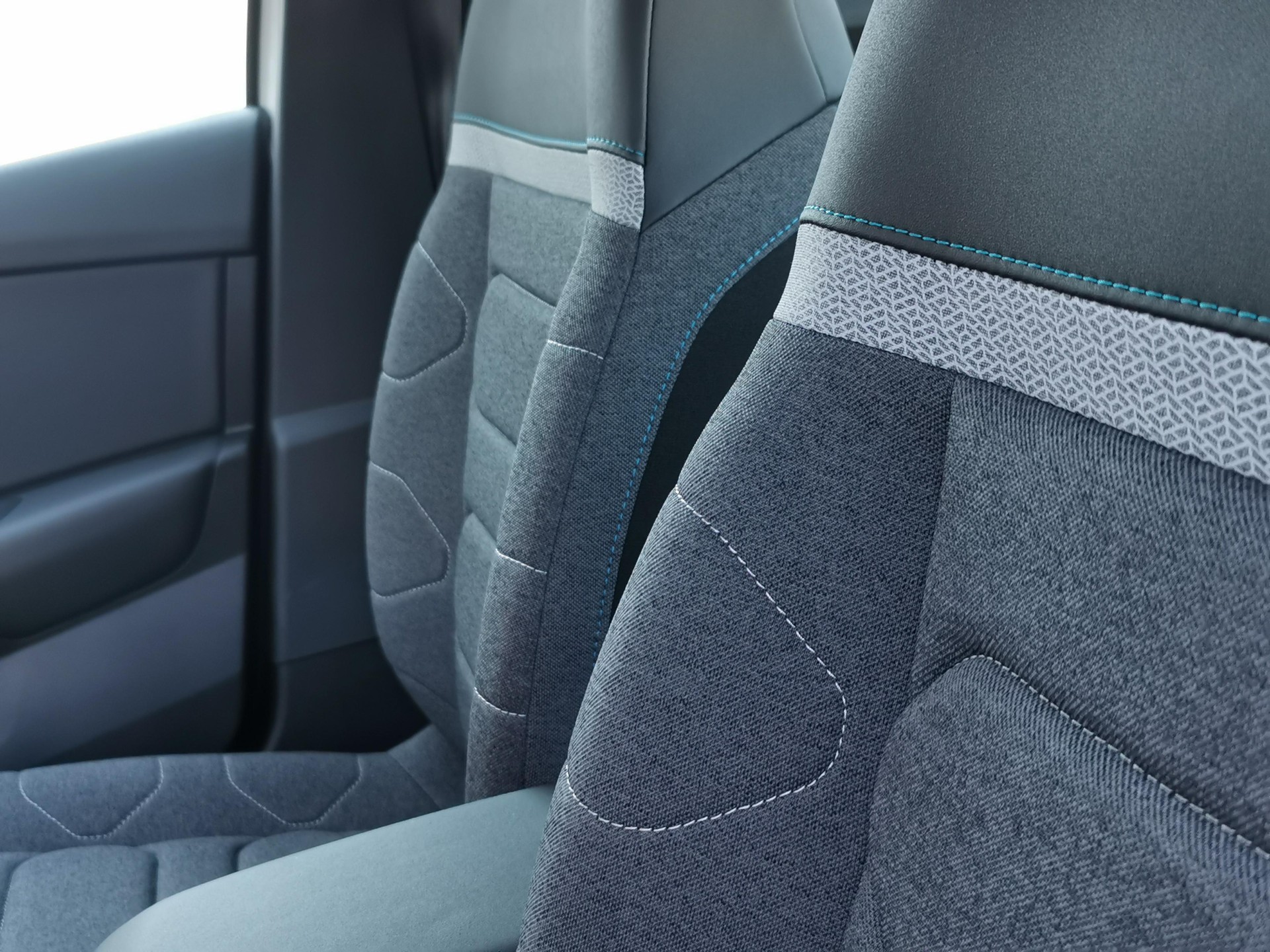 CITROEN C4 X 1.2 PureTech Swiss Edition-image-9