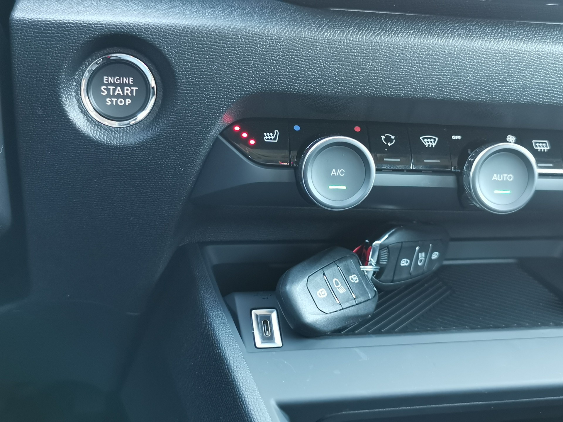 CITROEN C4 X 1.2 PureTech Swiss Edition-image-18