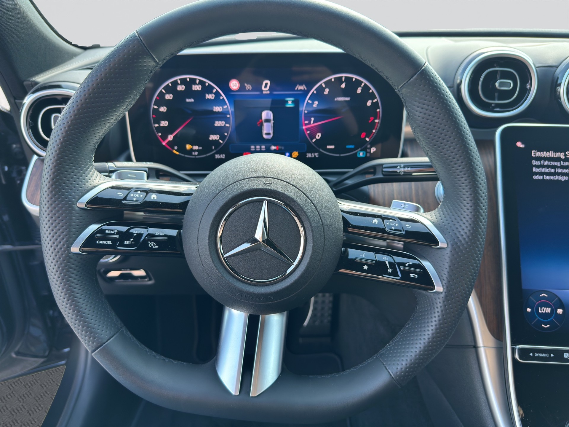 MERCEDES-BENZ C 180 AMG Line Night-image-9