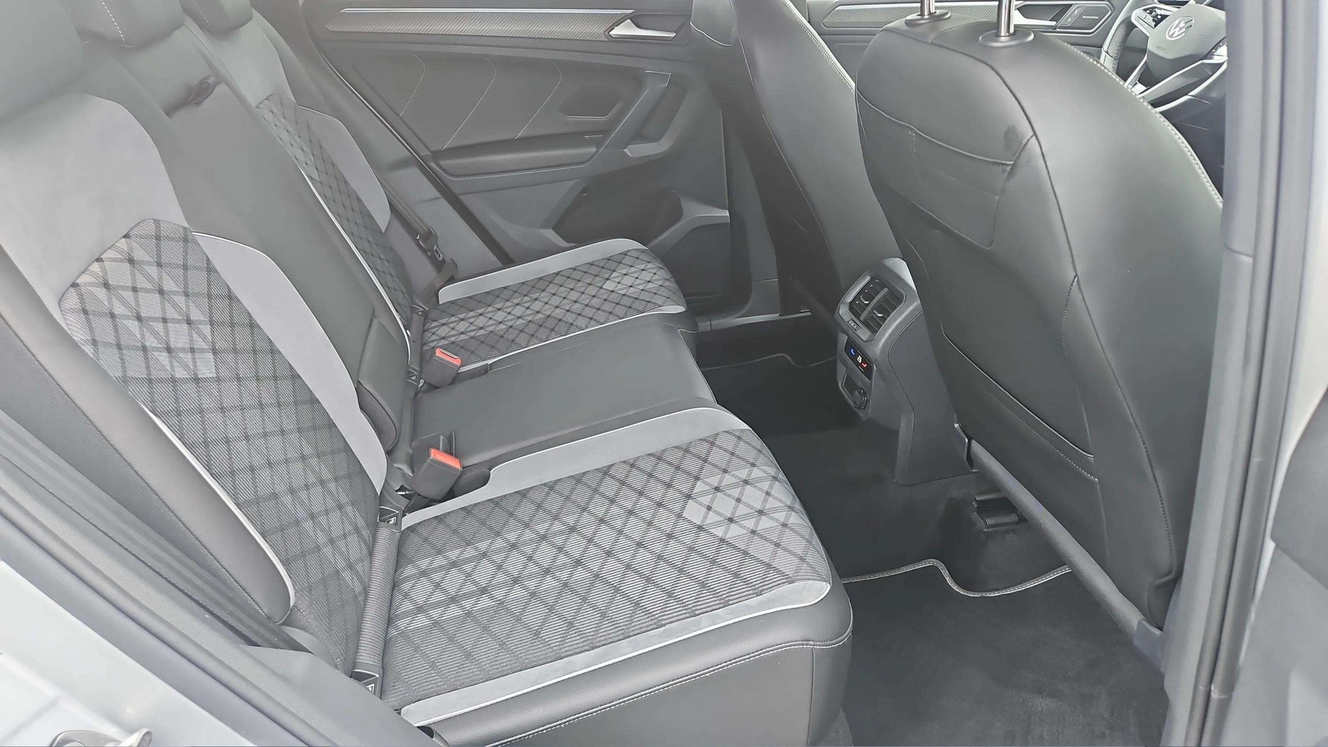 VW Tiguan 2.0TSI R-Line 4Motion DSG Black Style mit AHK-image-13