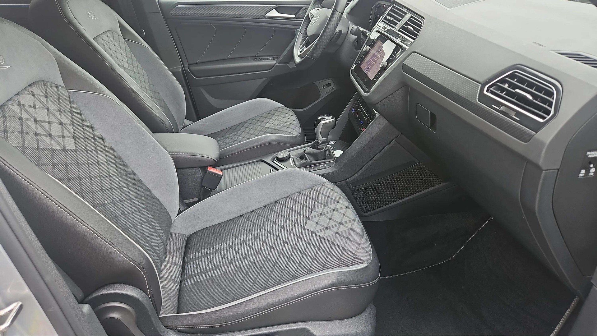 VW Tiguan 2.0TSI R-Line 4Motion DSG Black Style mit AHK-image-11