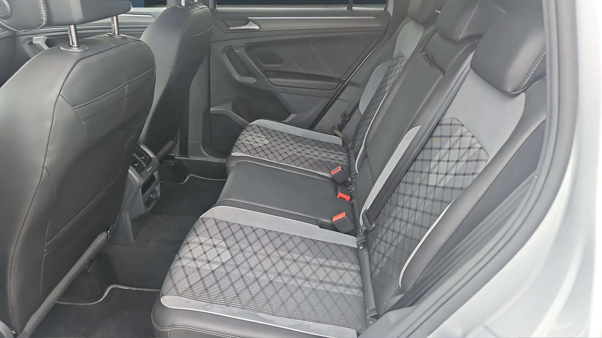 VW Tiguan 2.0TSI R-Line 4Motion DSG Black Style mit AHK-image-12