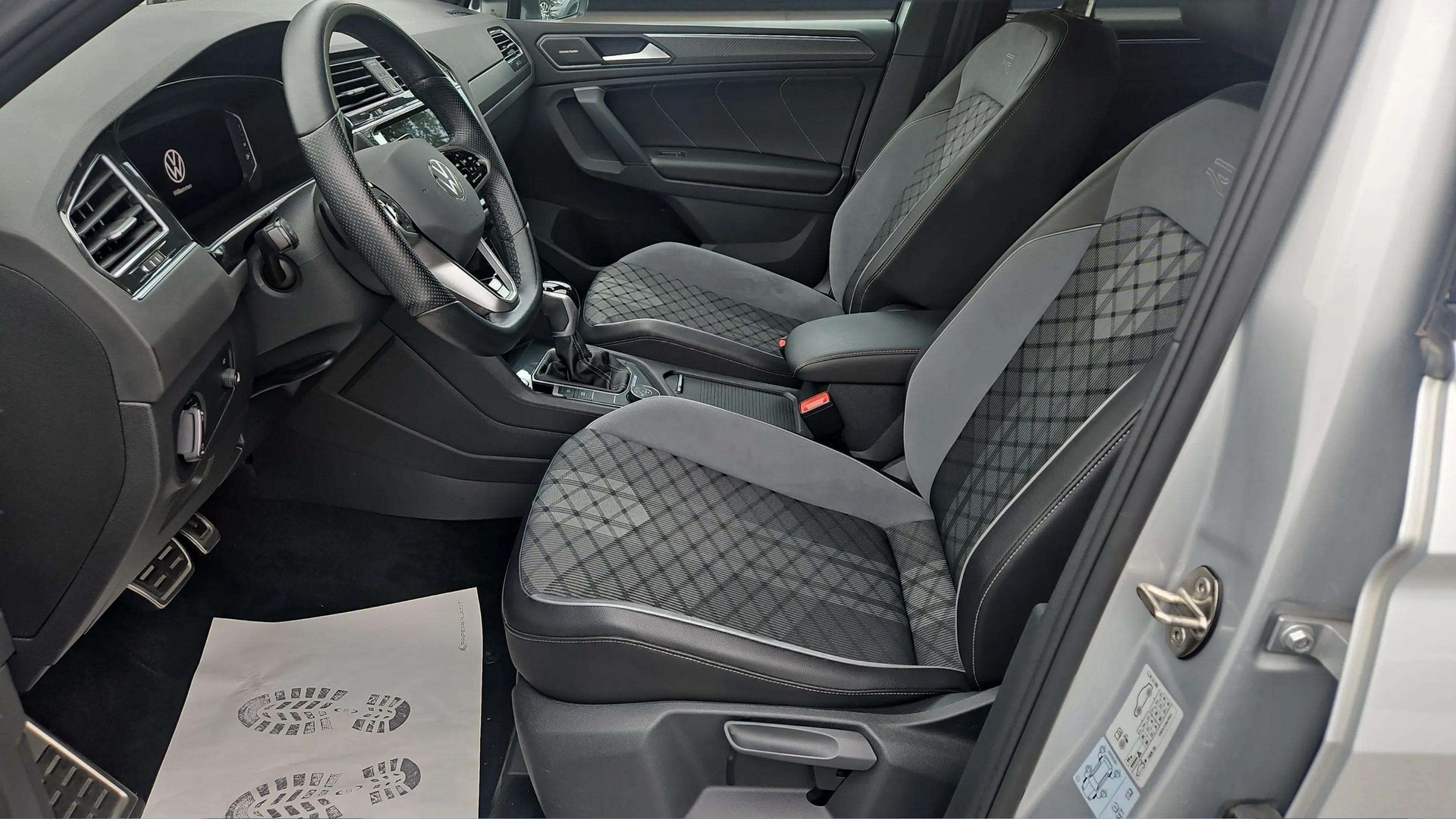 VW Tiguan 2.0TSI R-Line 4Motion DSG Black Style mit AHK-image-10