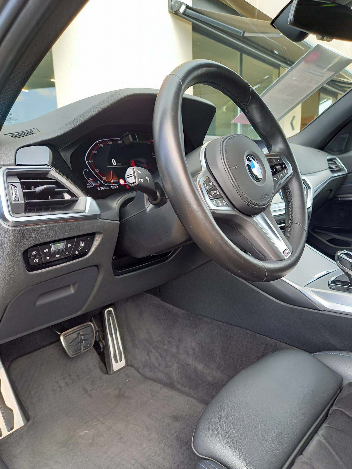 BMW 320d xDrive 48V Touring M Sport Steptronic-image-6
