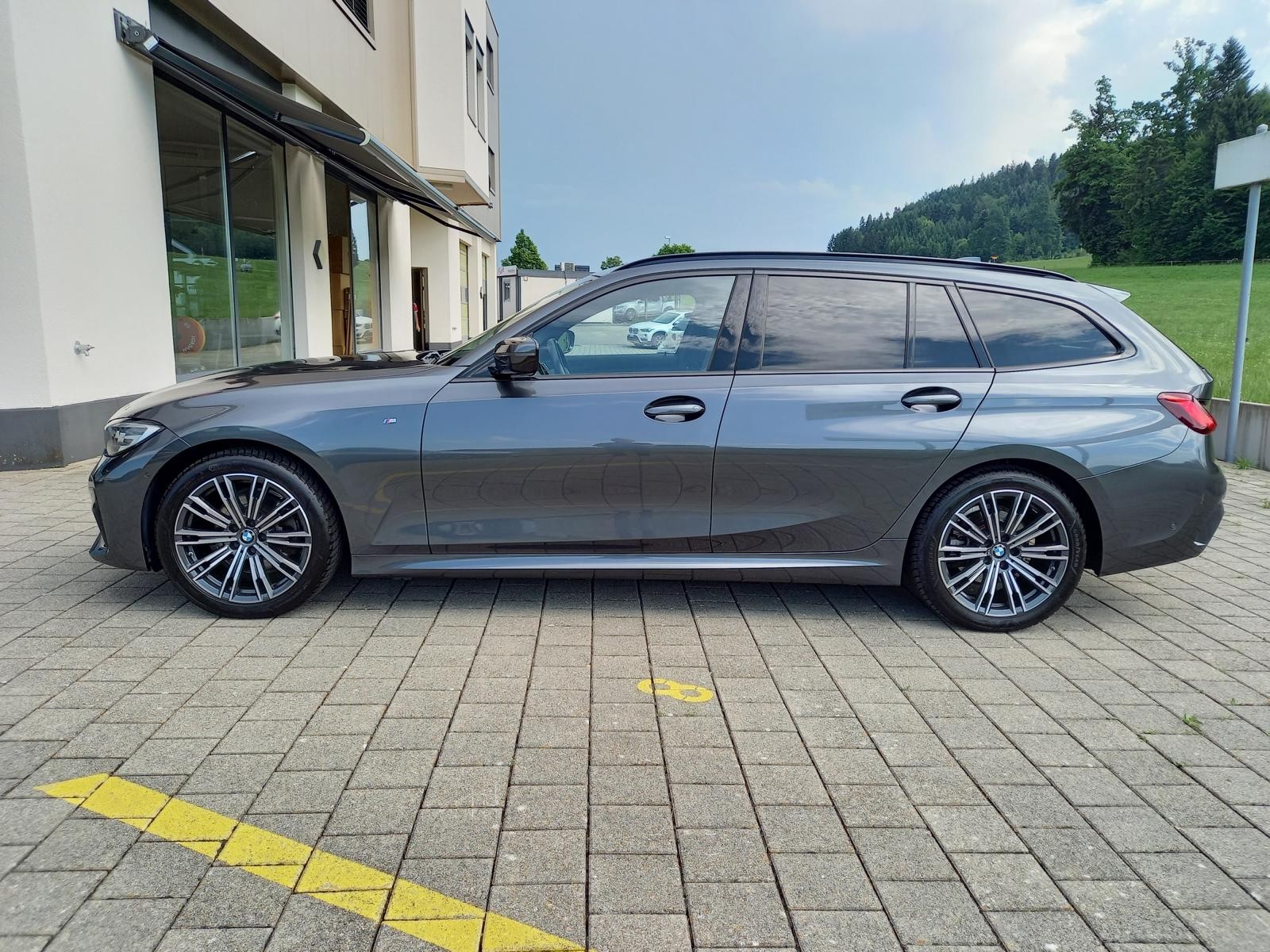 BMW 320d xDrive 48V Touring M Sport Steptronic-image-2