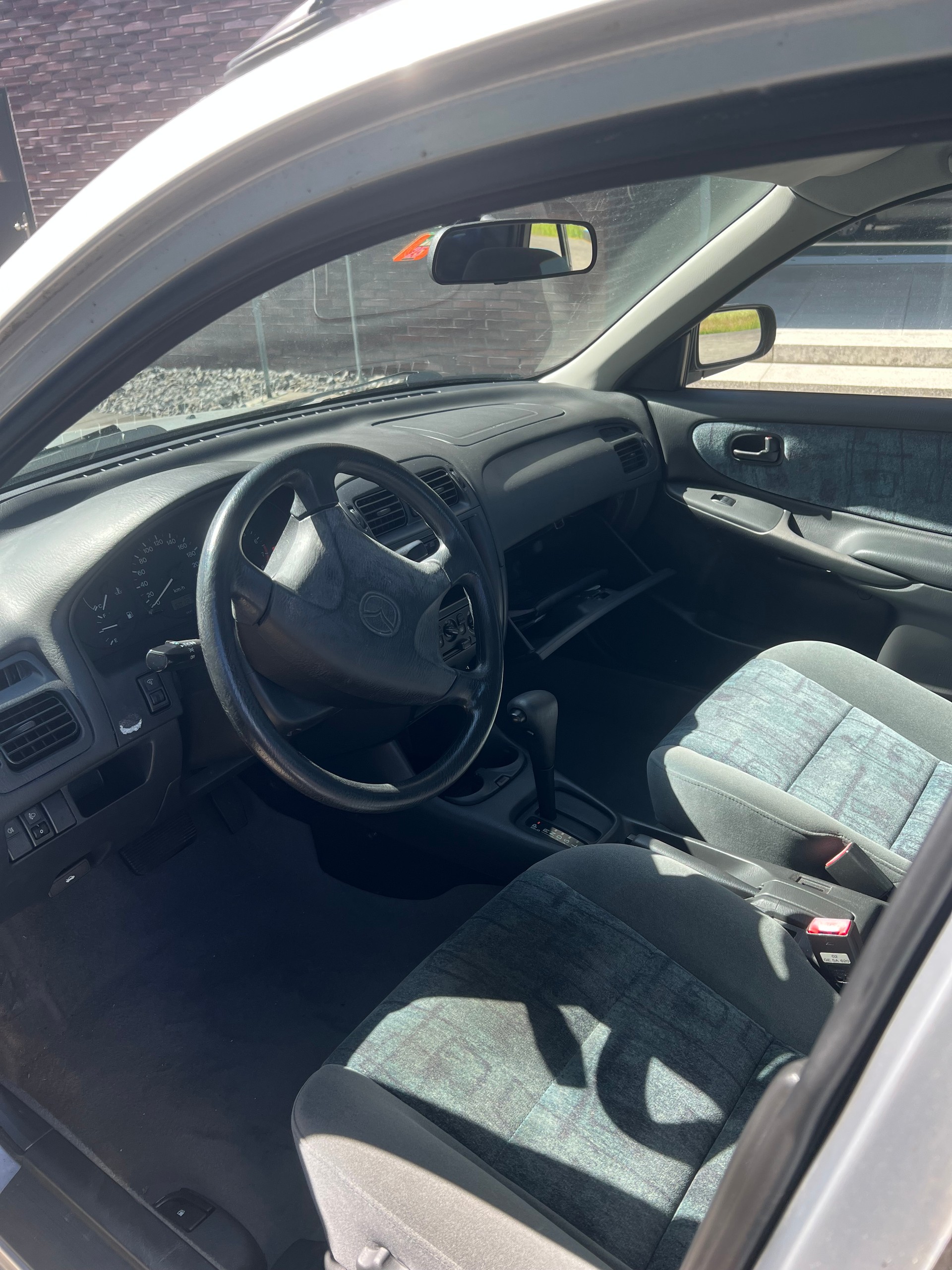 MAZDA 626 2.0i-16V-image-4