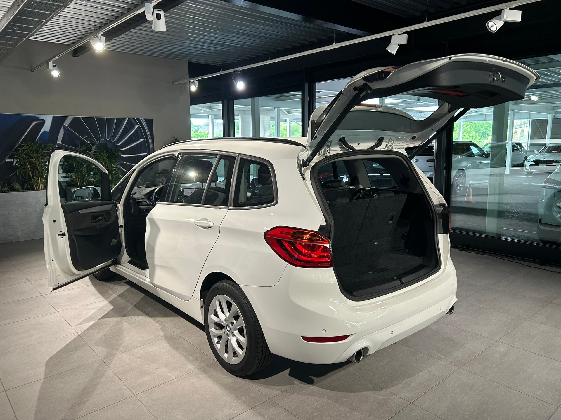 BMW 218d xDrive Gran Tourer Steptronic Essential Edition-image-13