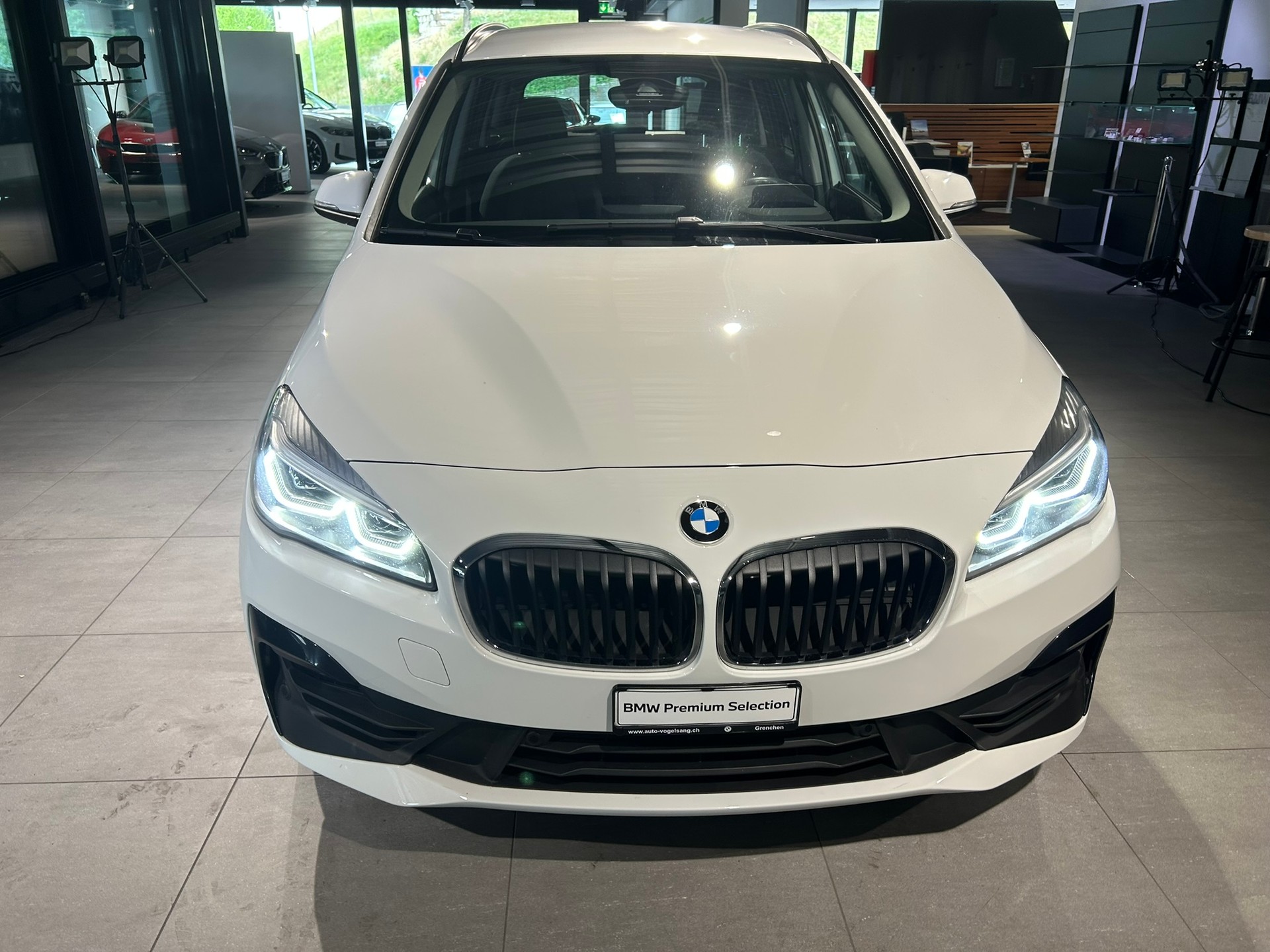 BMW 218d xDrive Gran Tourer Steptronic Essential Edition-image-2