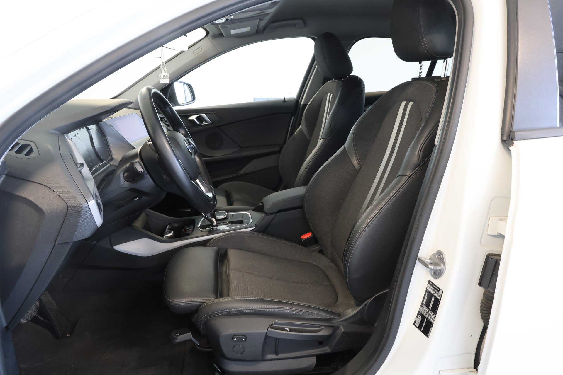 BMW 118i Steptronic-image-6