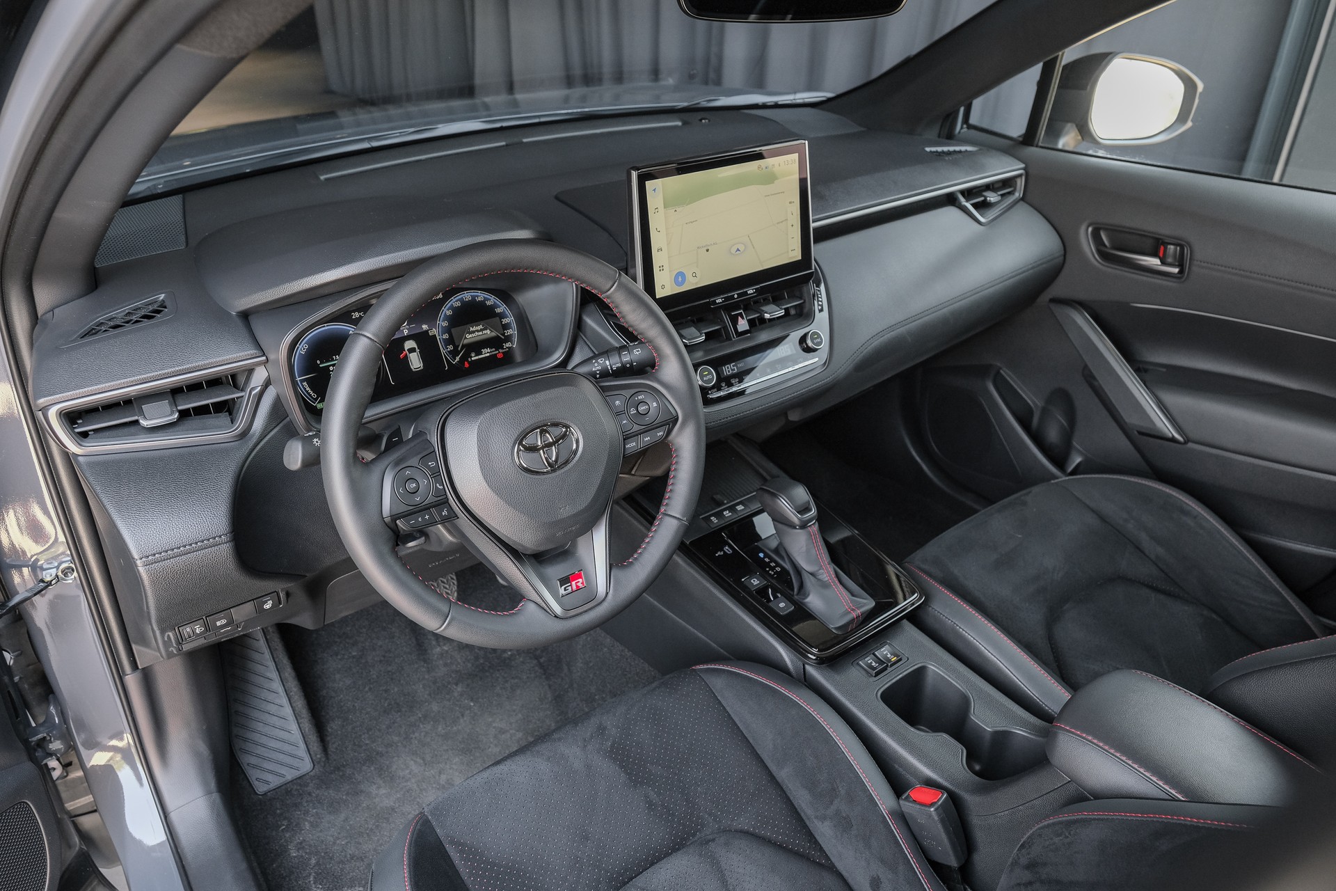 TOYOTA Corolla Cross 2.0 GR Sport e-CVT AWD-image-12