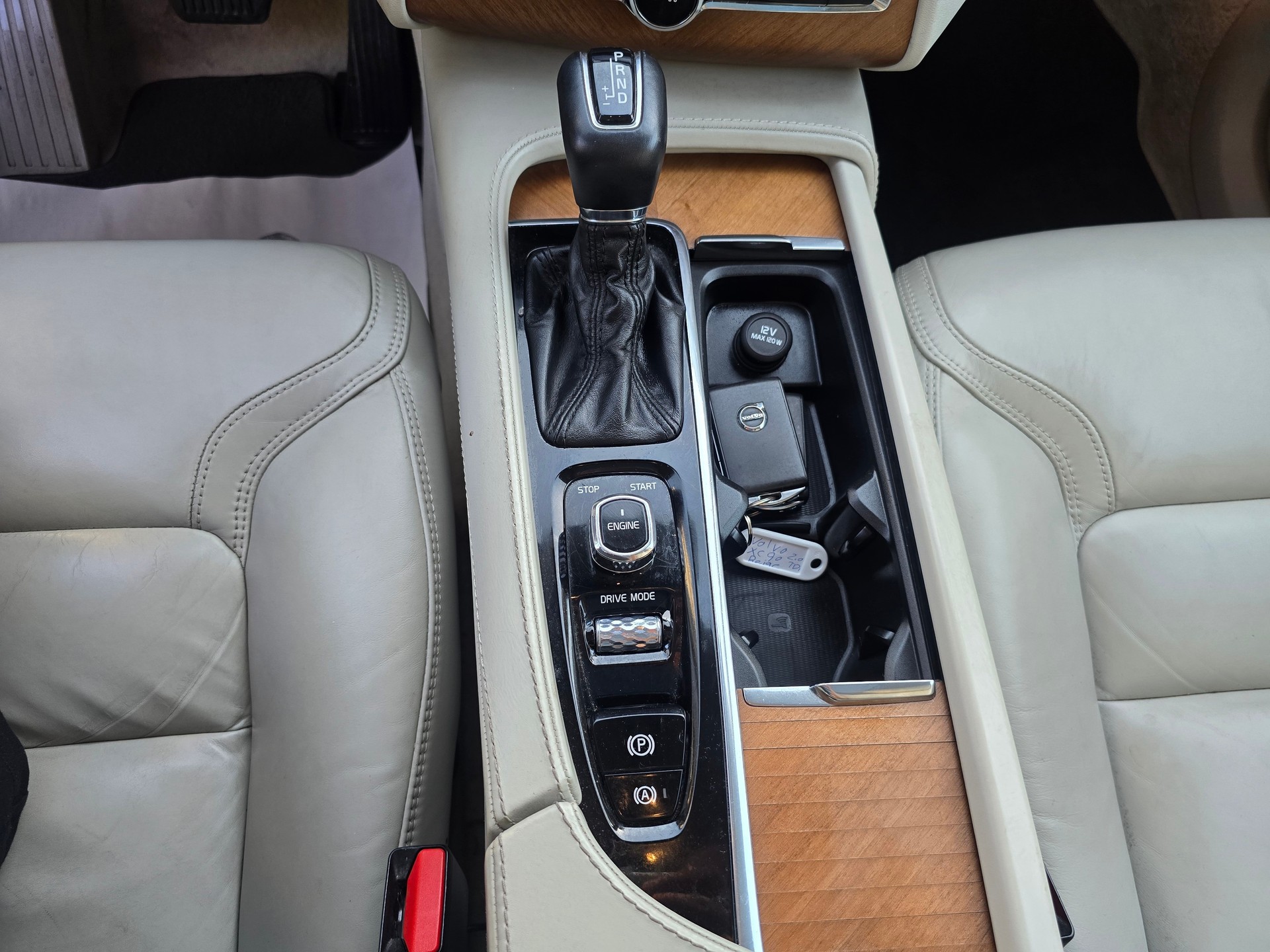 VOLVO XC90 D5 AWD Momentum Geartronic-image-22