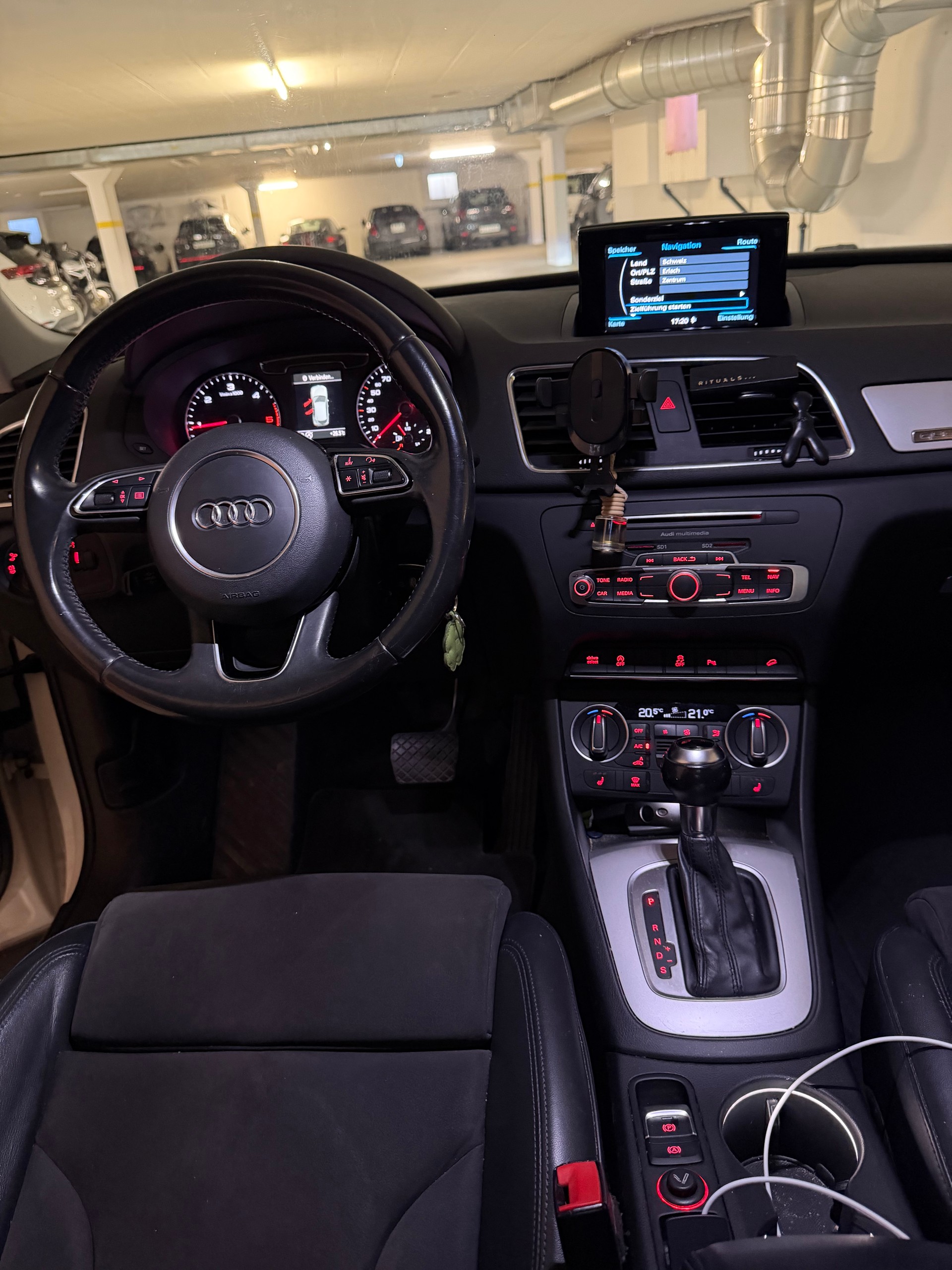 AUDI Q3 2.0 TDI sport quattro S-tronic-image-9