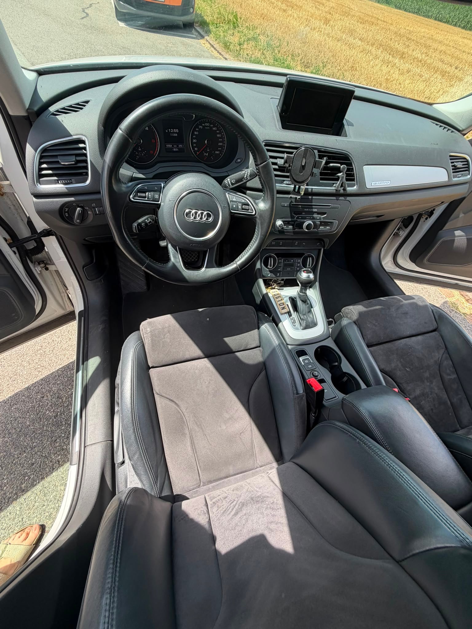 AUDI Q3 2.0 TDI sport quattro S-tronic-image-11