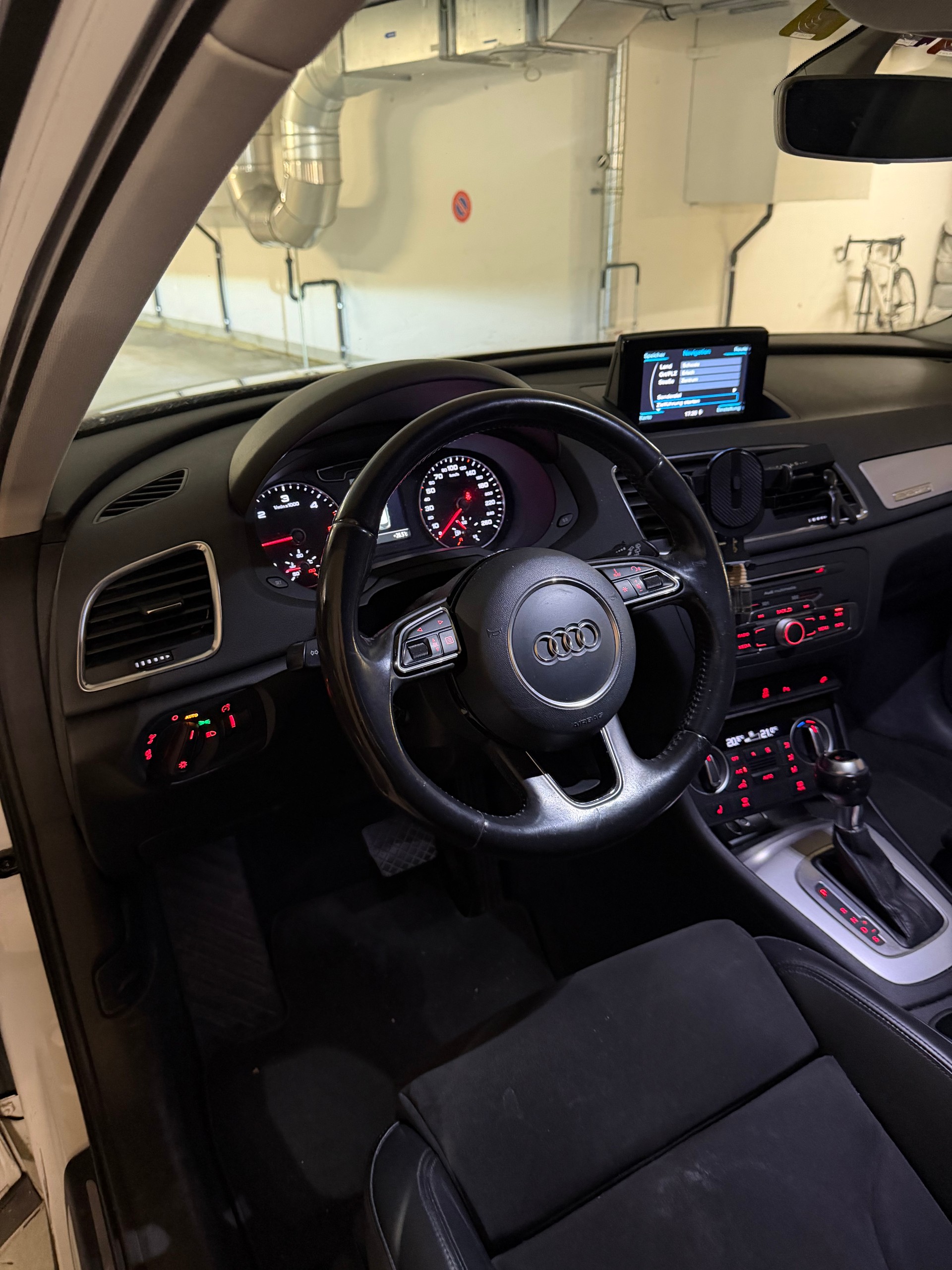 AUDI Q3 2.0 TDI sport quattro S-tronic-image-10