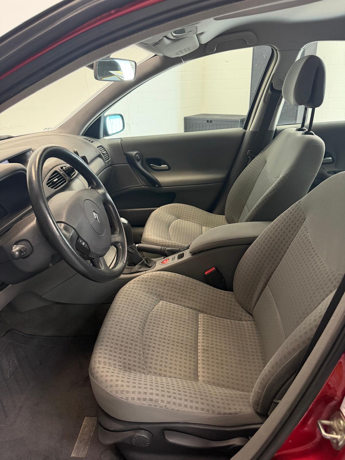 RENAULT Laguna 2.0 16V Expression Automatic ***CH-Fahrzeug***-image-10