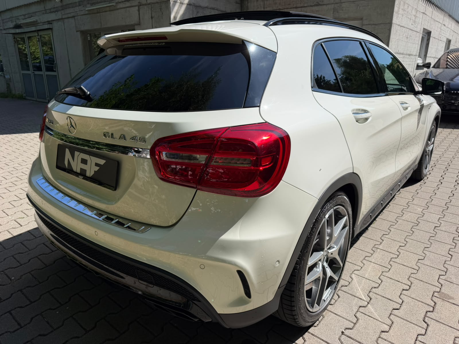 MERCEDES-BENZ GLA 45 AMG 4Matic 7G-DCT-image-4