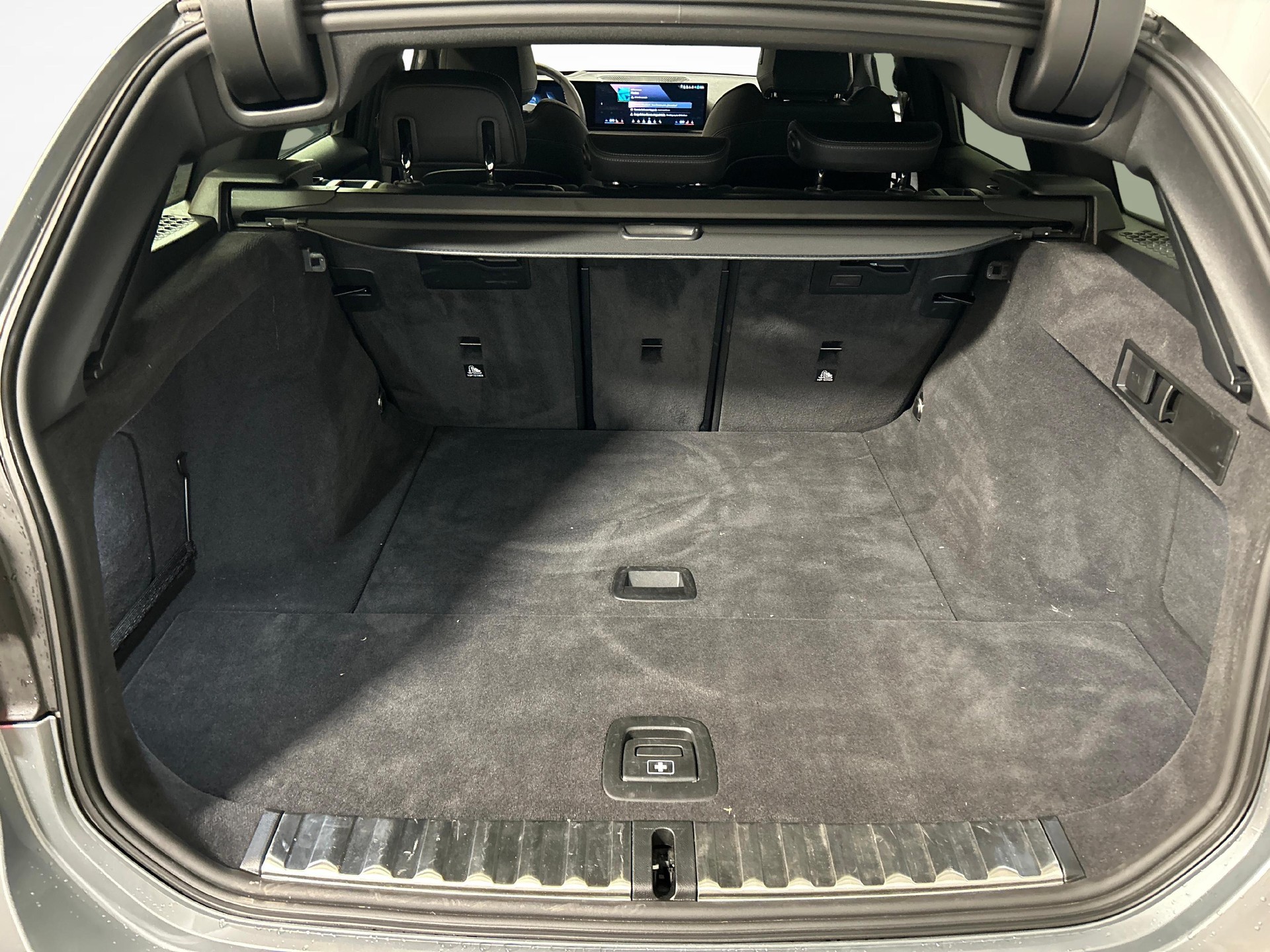 BMW 330d xDrive Touring-image-11