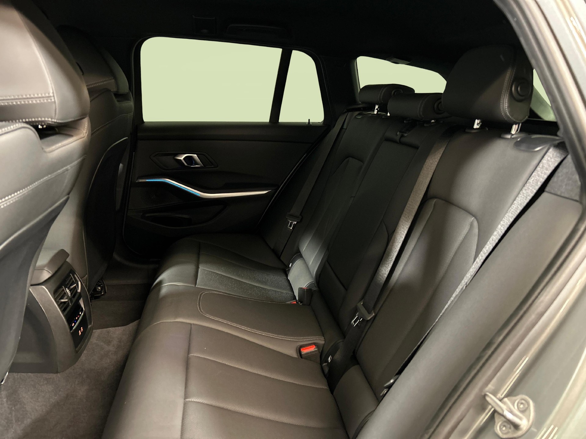 BMW 330d xDrive Touring-image-3