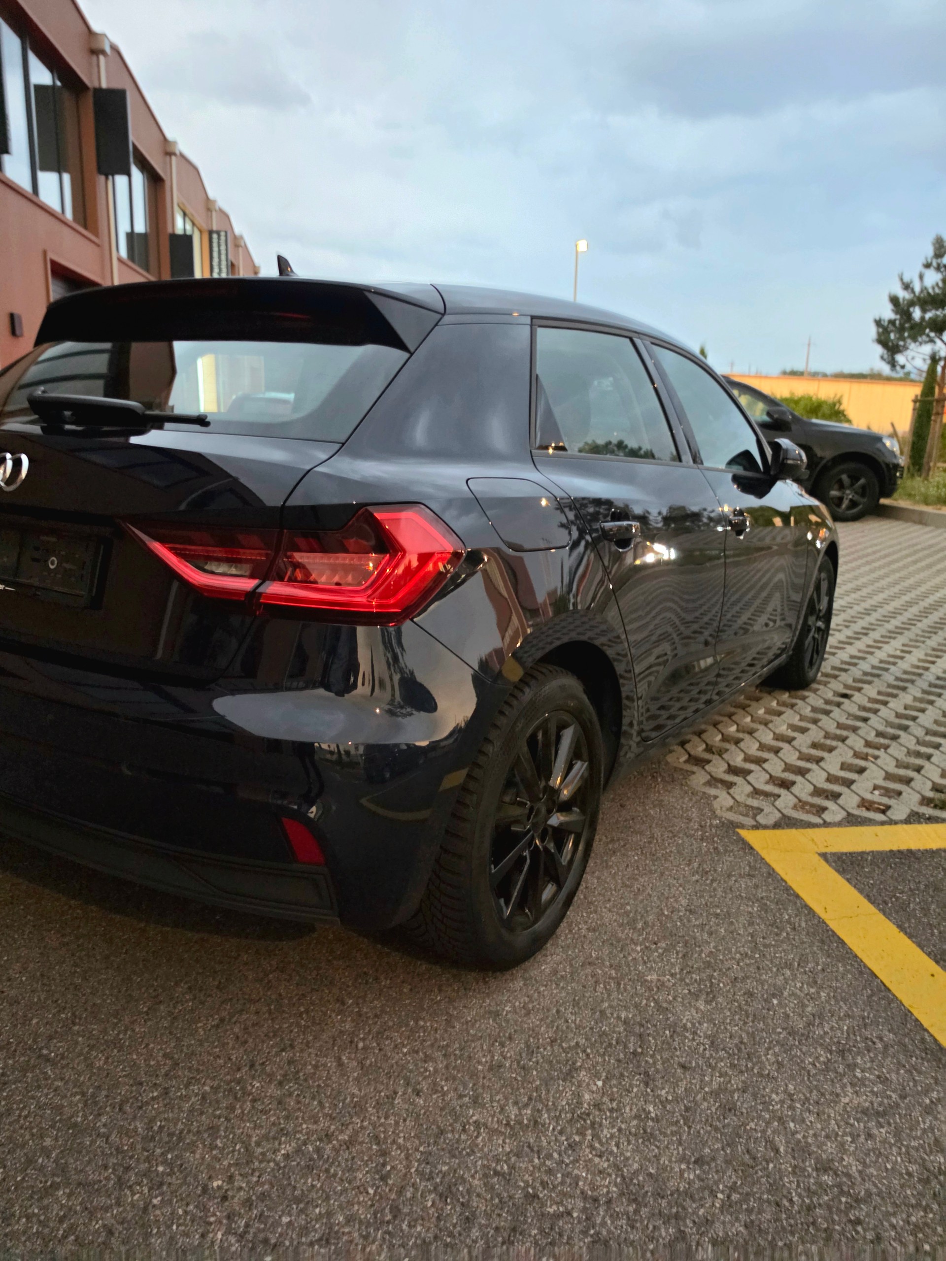 AUDI Audi A1-image-4