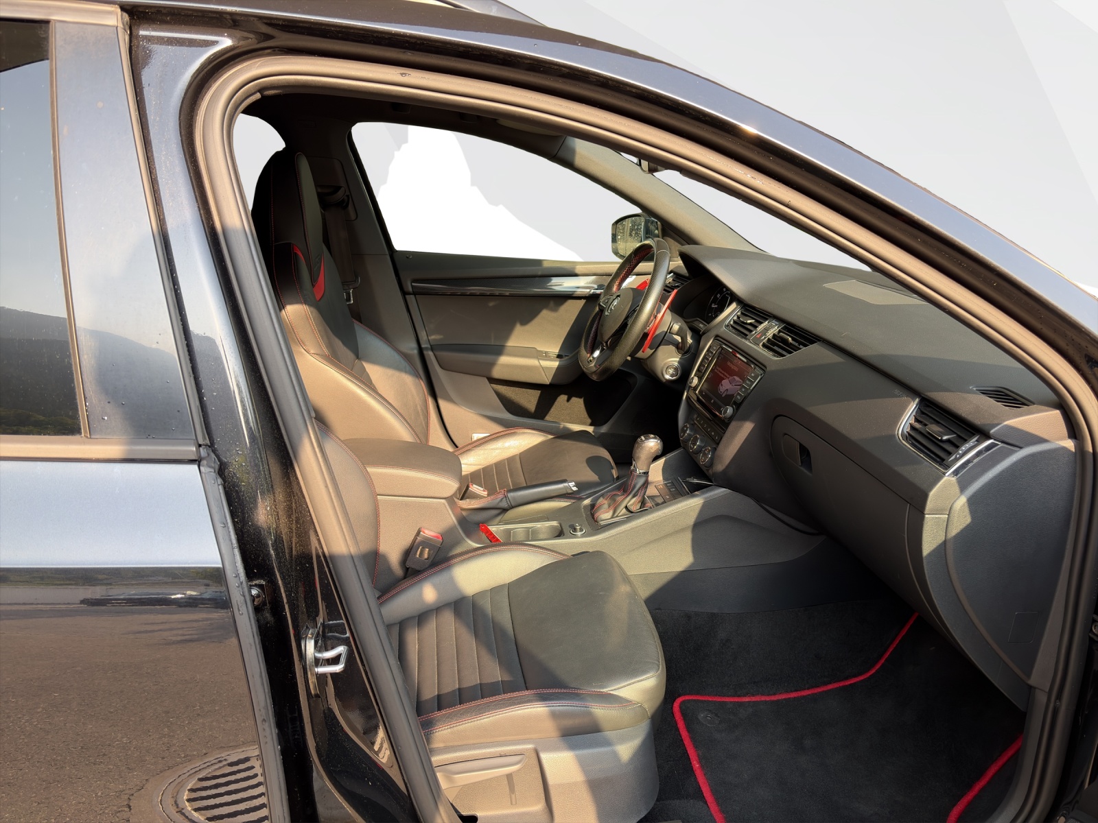SKODA Octavia Combi 2.0 TSI RS DSG-image-15