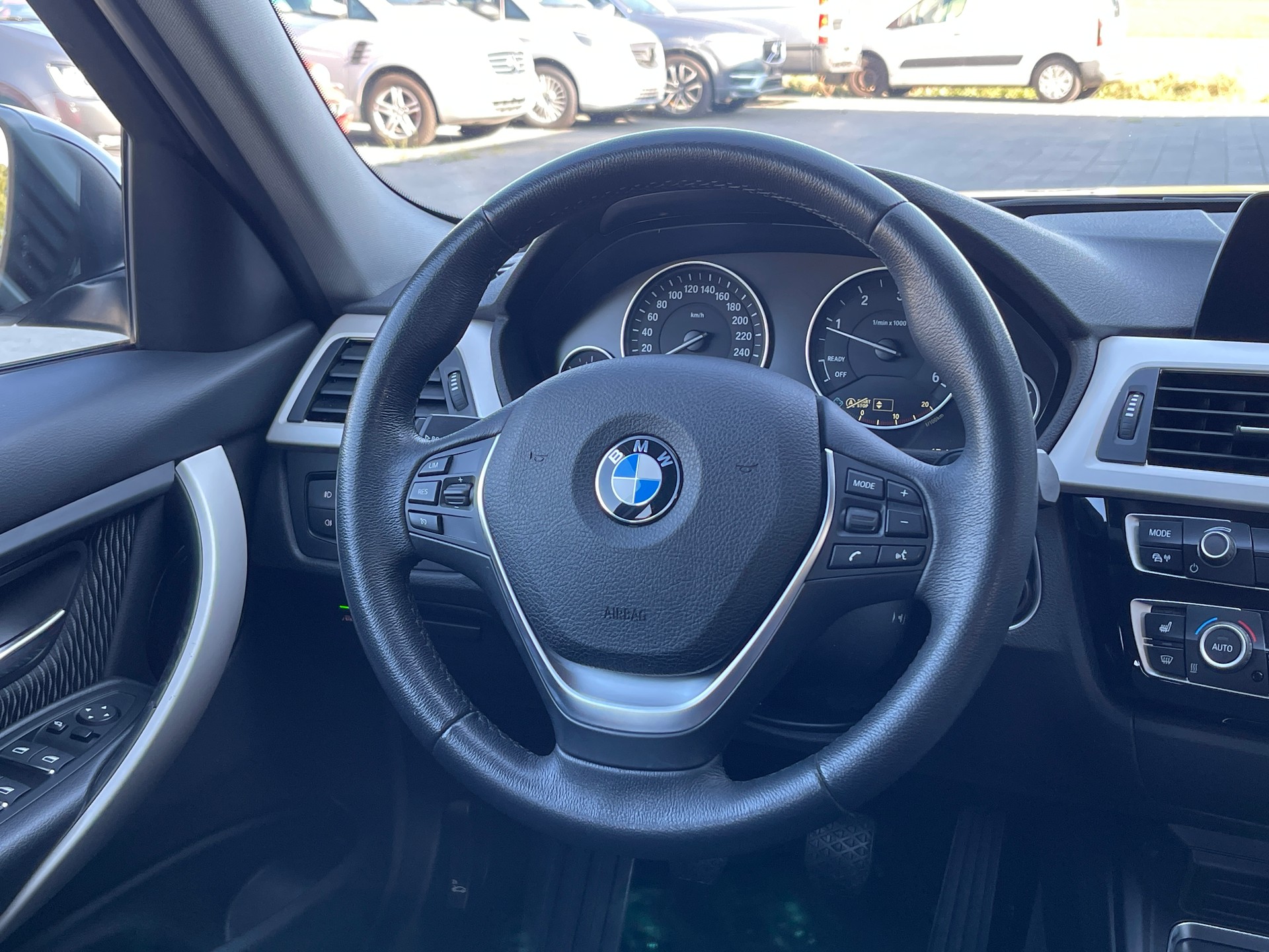BMW 318d Touring-image-8