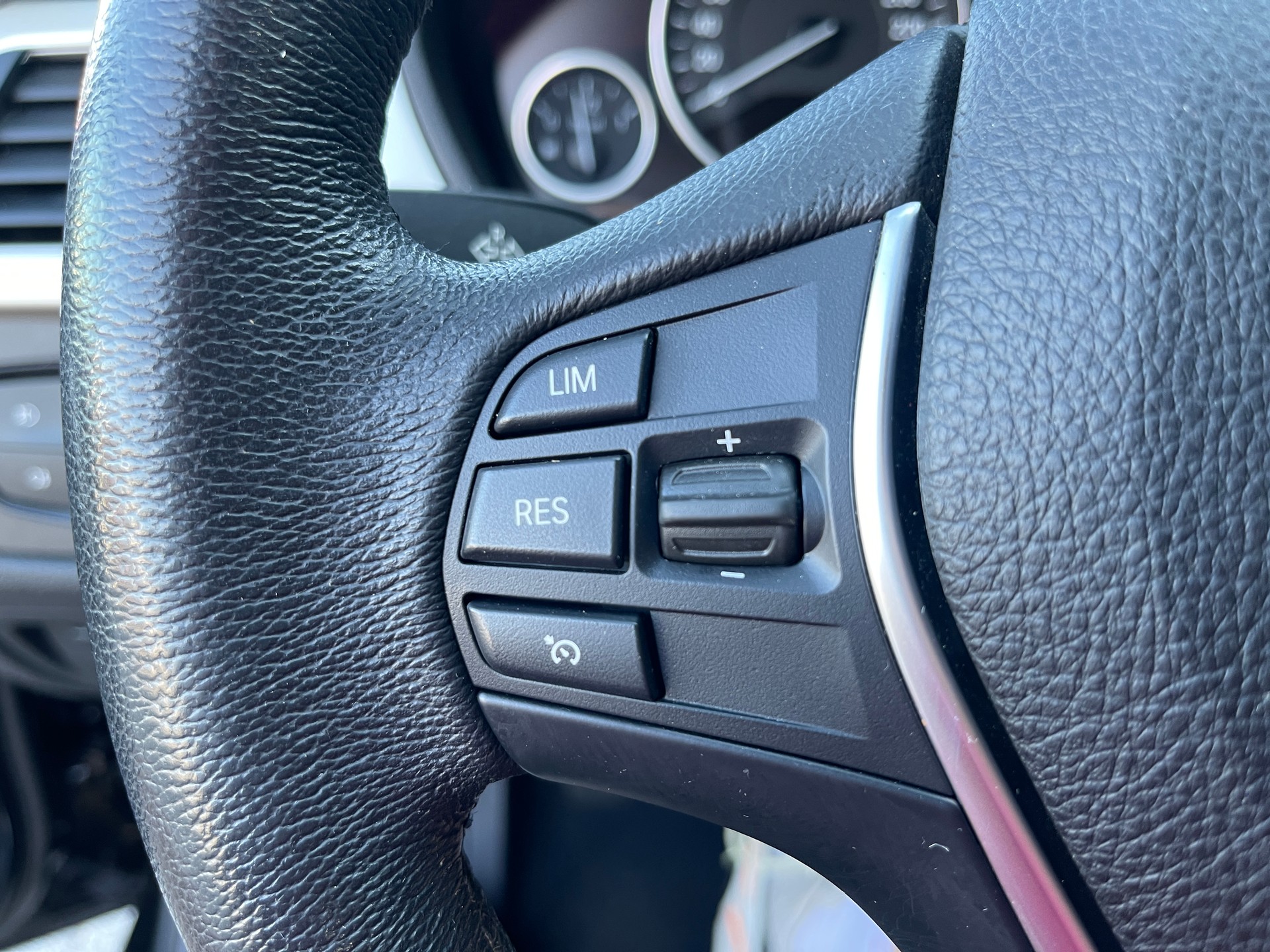 BMW 318d Touring-image-9