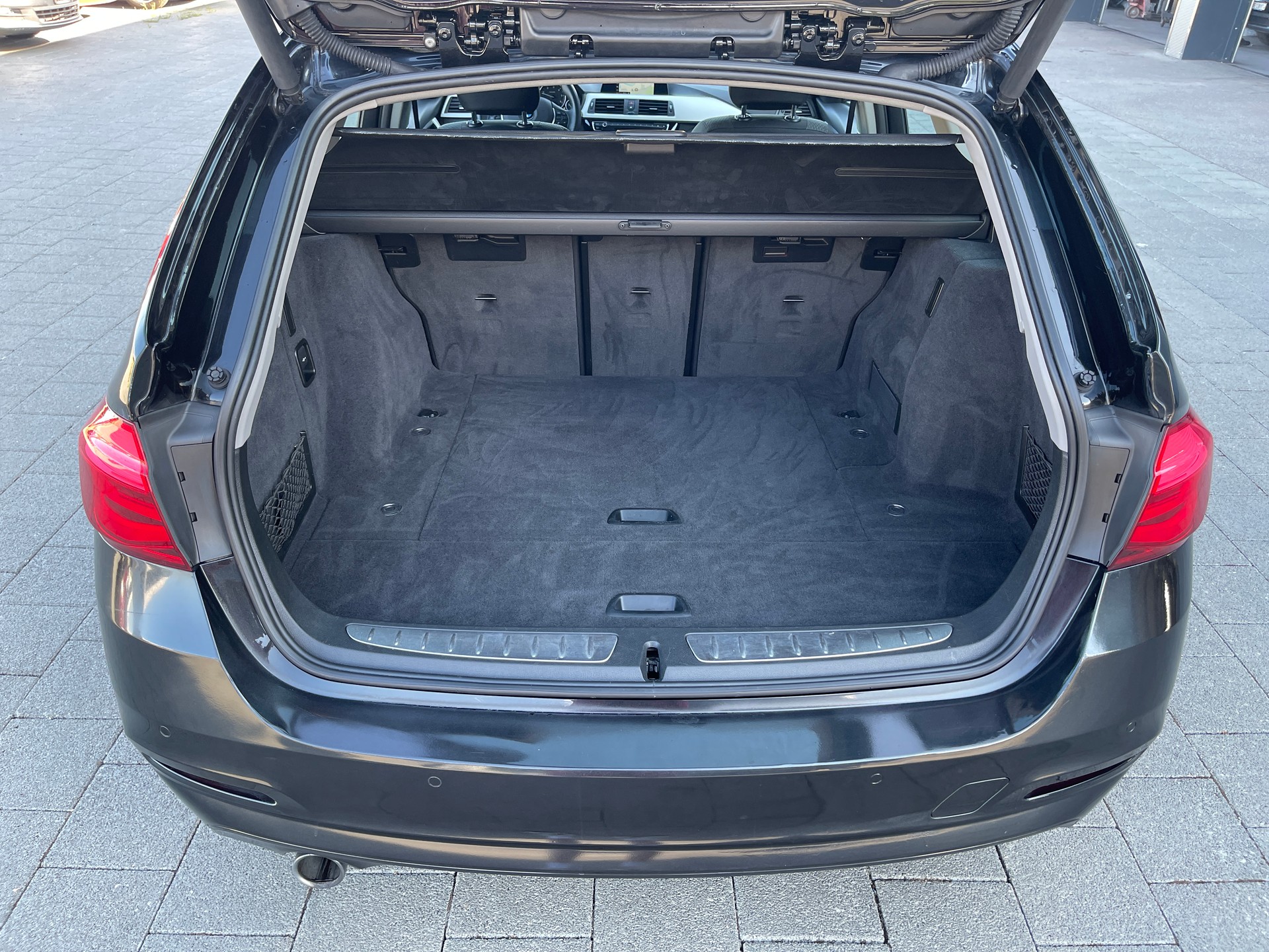 BMW 318d Touring-image-13