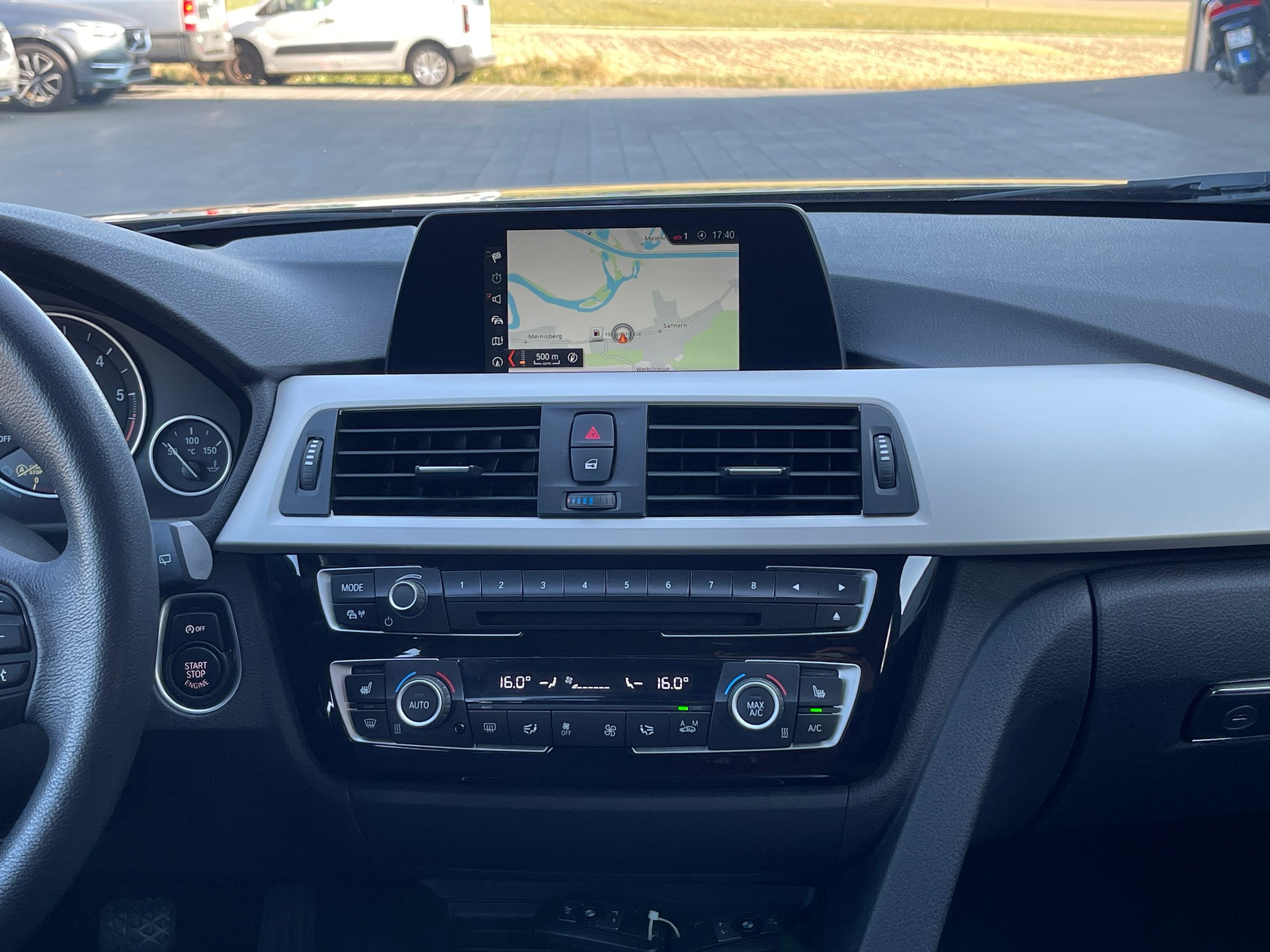 BMW 318d Touring-image-10