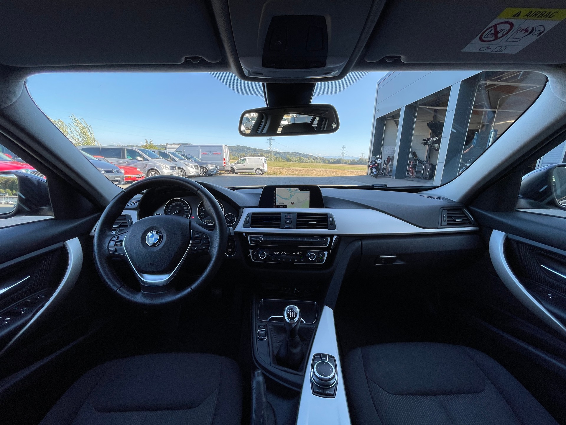 BMW 318d Touring-image-7