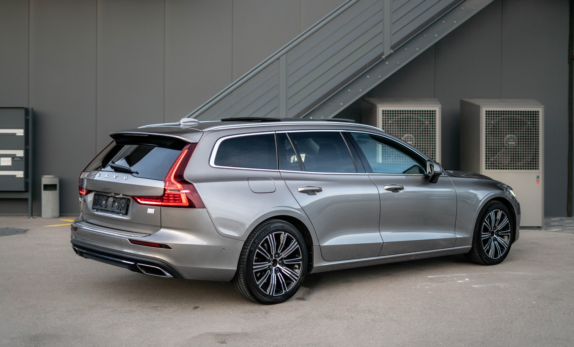 VOLVO V60 T6 eAWD Twin Engine Inscription Expression Geartronic-showroom-element-3