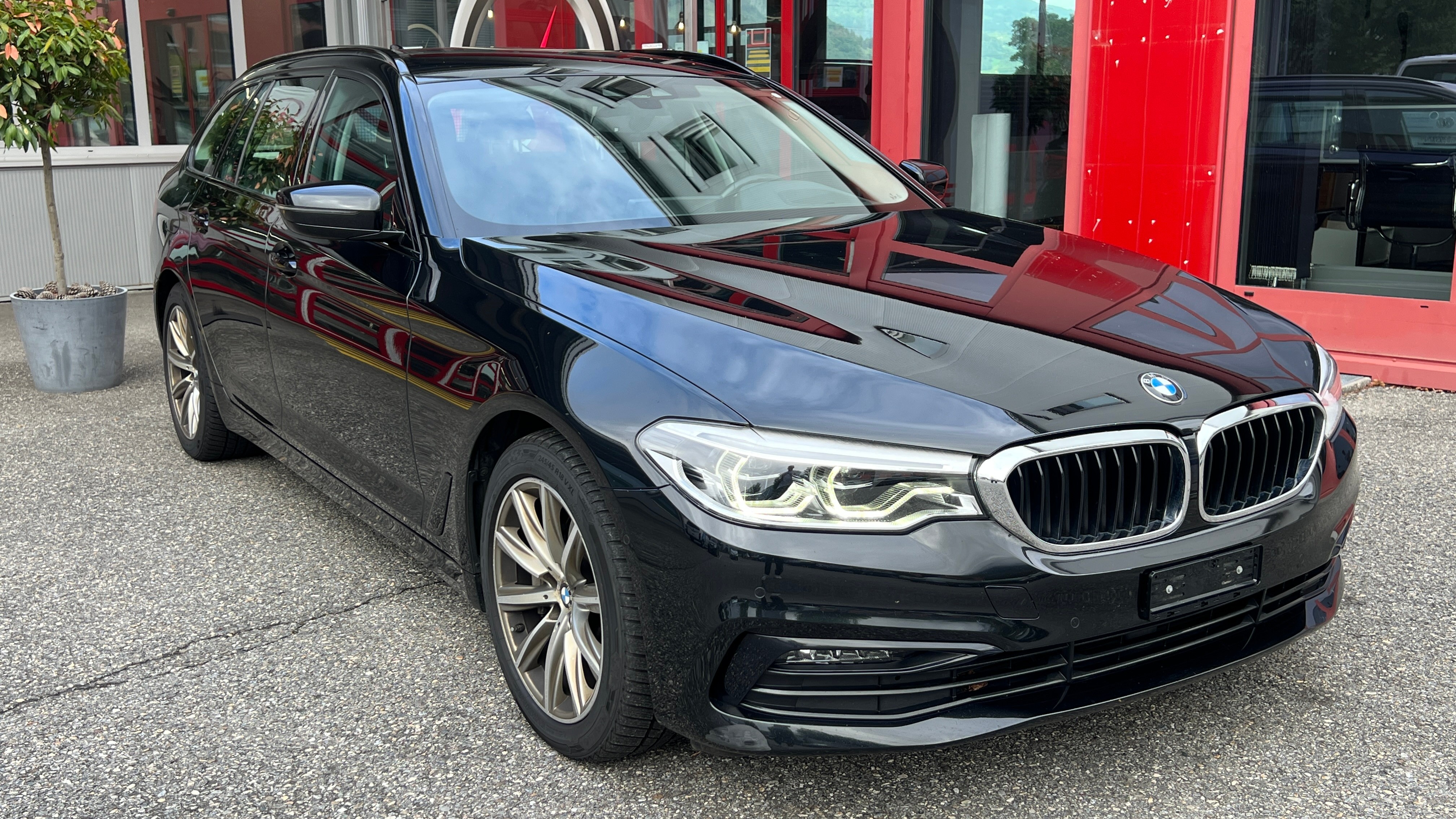 BMW 530d xDrive Touring Sport Line Steptronic — slika 1
