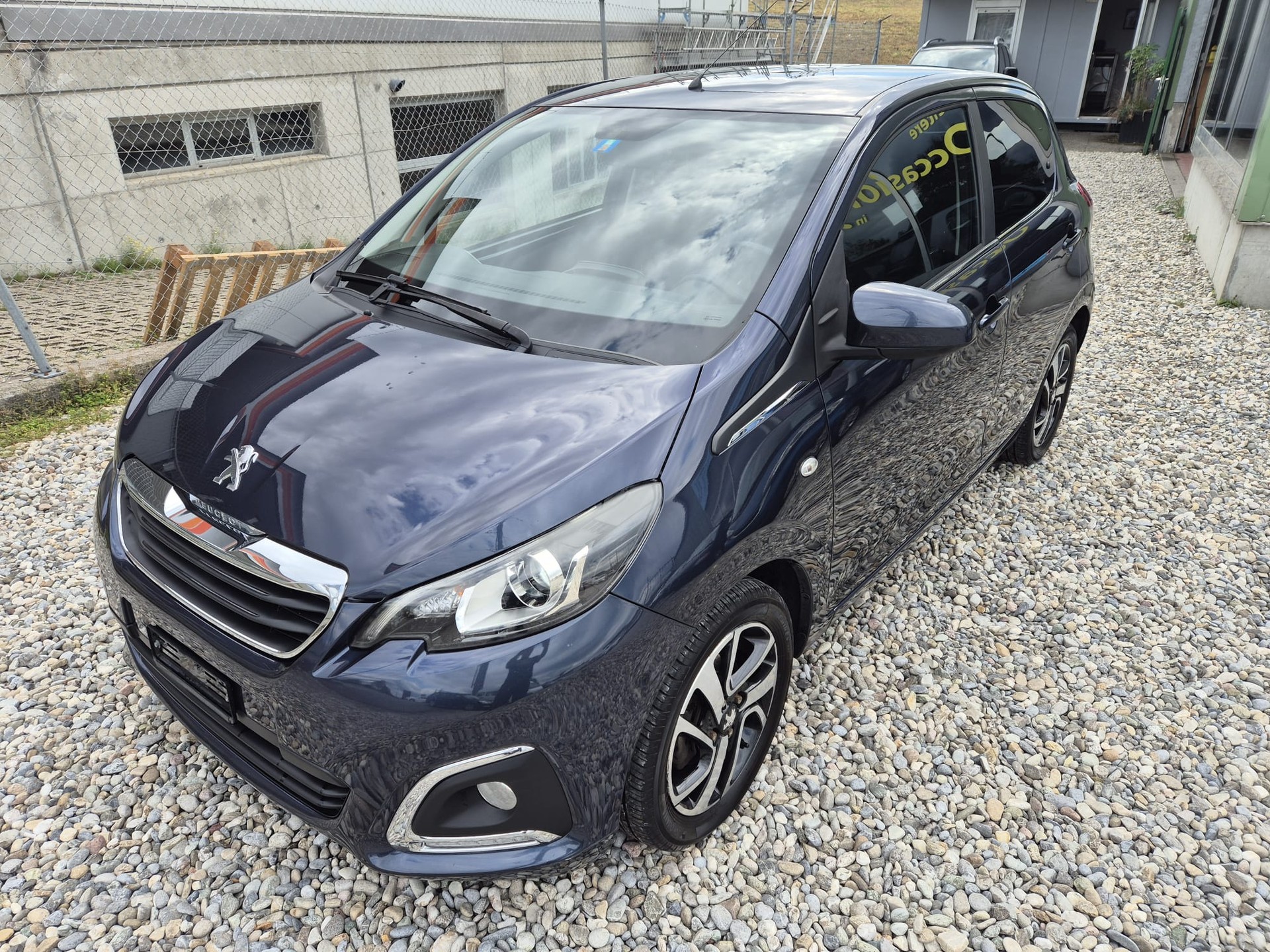 PEUGEOT 108 1.2 VTi Allure-image-3